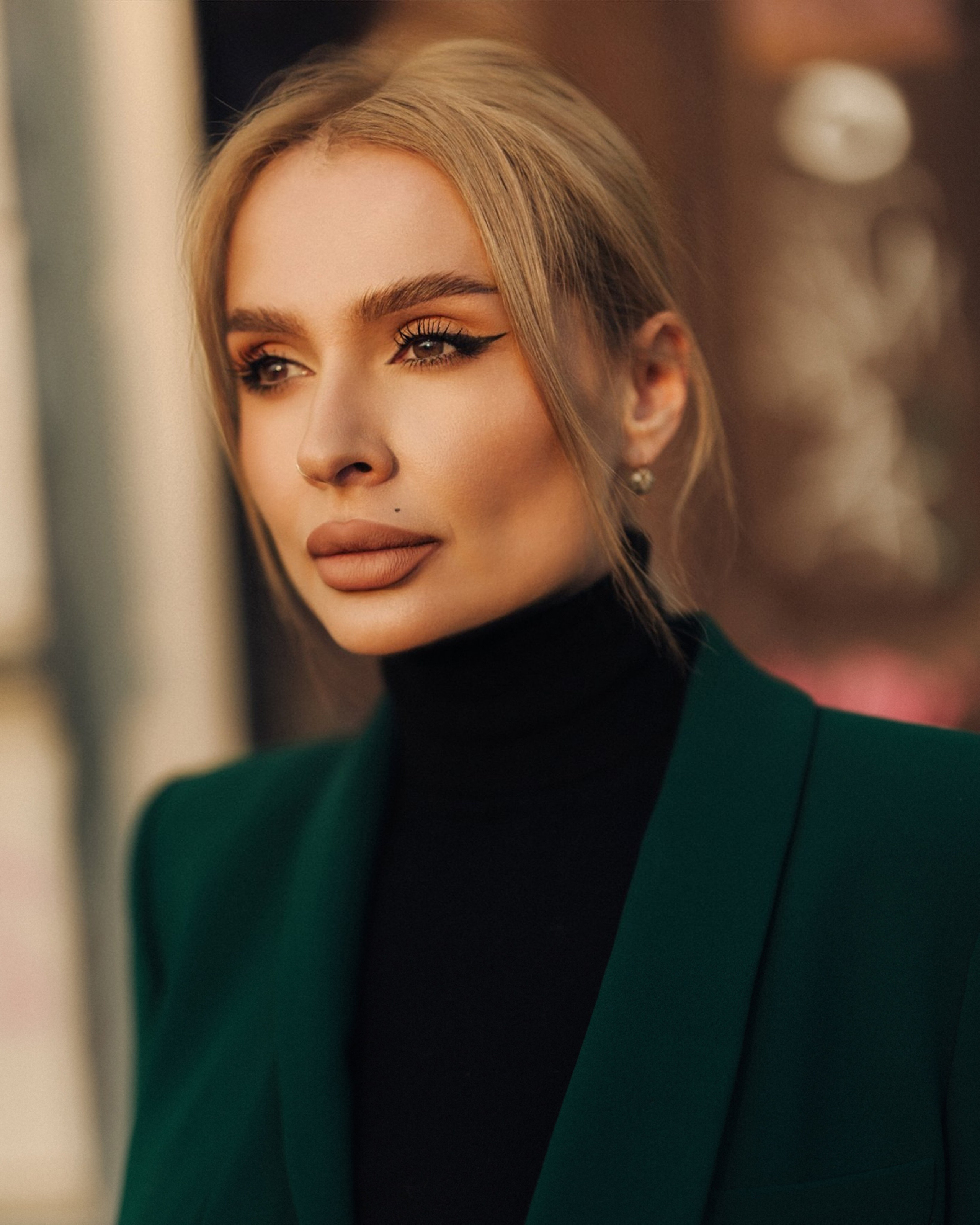Golden Hour Portrait in Leipzig. Elegant Woman in Fur Coat&Suit. Timeless Photography by Kristina Kozheltsova. Kristina Kozheltsova- Soulful Portrait&Lifestyle&Love Story Photographer in Leipzig, Germany