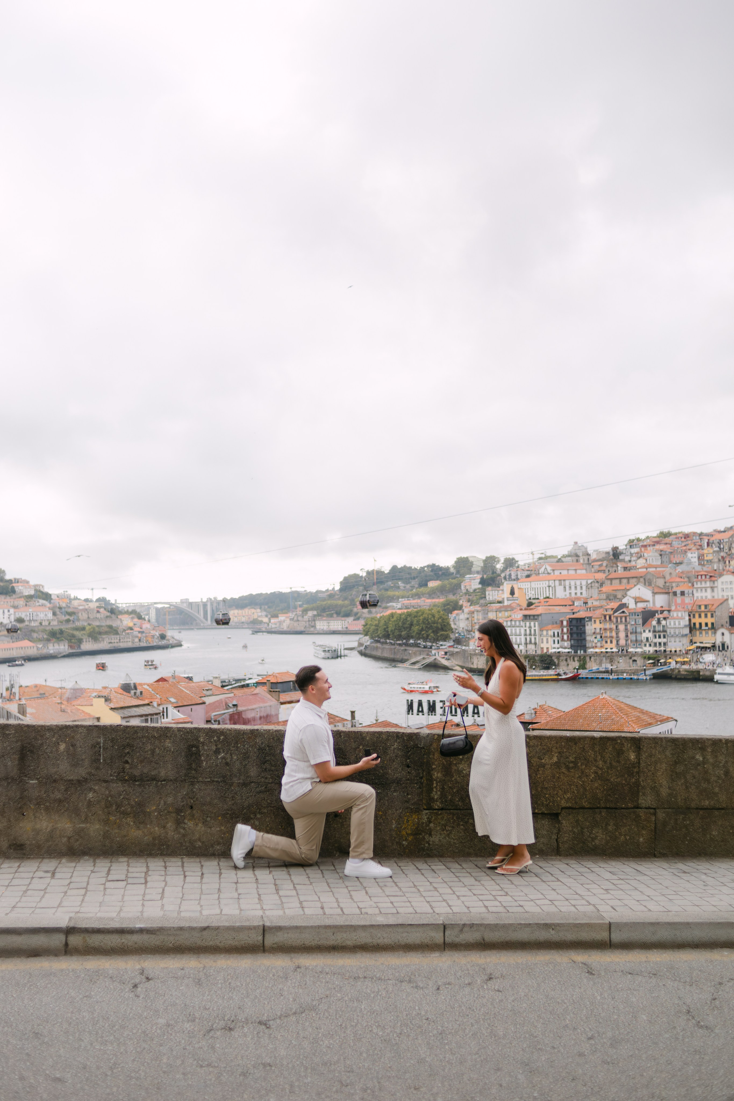 Wedding Proposal in Porto. Fotógrafo de casamentos e destination wedding no Porto, Portugal — Davi Valente | Lisboa, Douro, Roma e Lago de Como