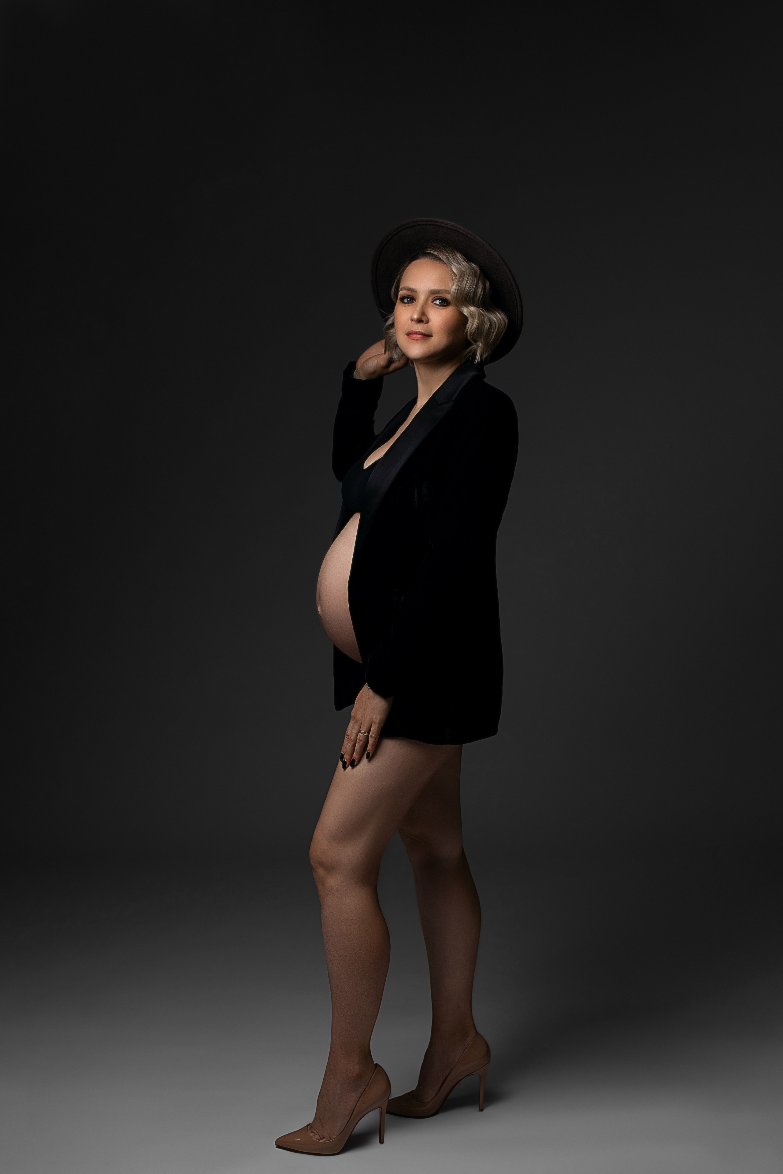 Studiofotografie, Schwangerschaft, Schwangerschaftsshooting, Fotoshooting Babybauch, Babybauchshooting, Osnabrück, Porträt, minimalistisch, schwarz-weiß, Osnabrueck, Fotograf Osnabrück, Fotografin Osnabrück