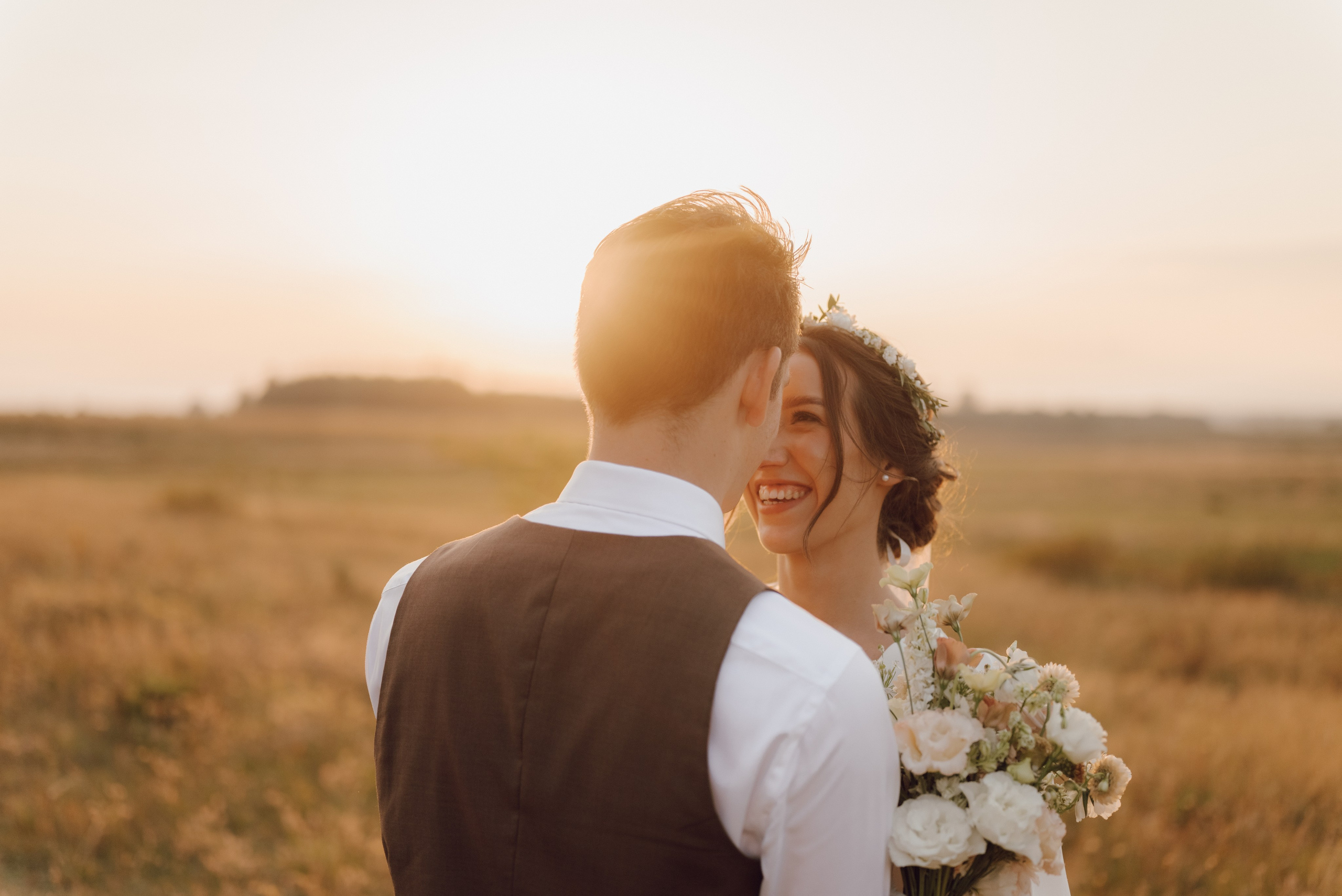 Zachód słońca z parą młodą – romantyczna sesja ślubna w plenerze, fotograf ślubny Poznań.