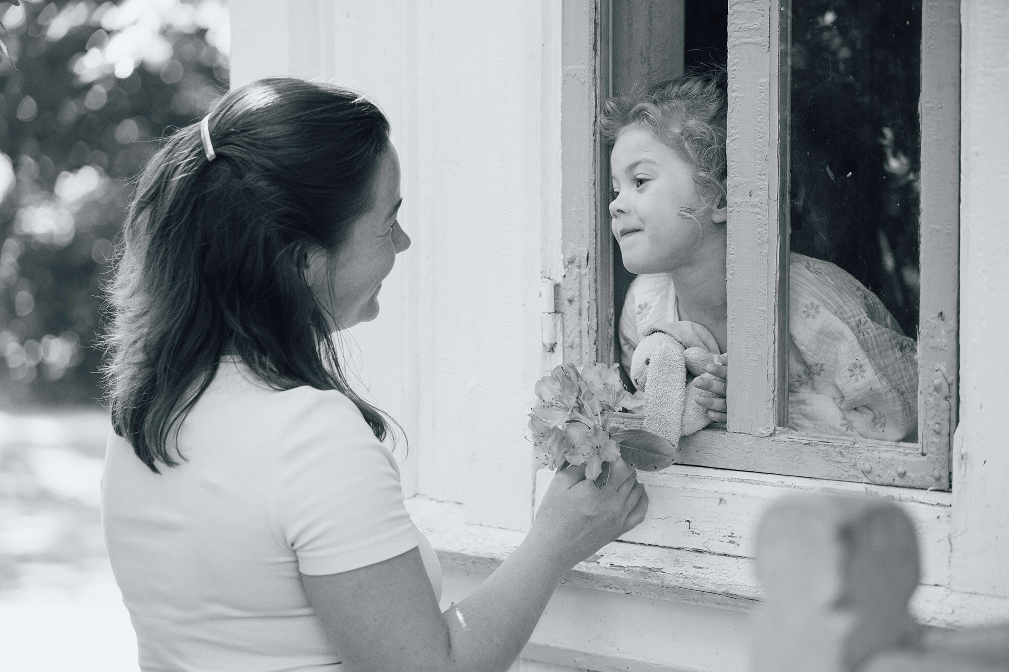 Mor og datter se på hverandre og smiler