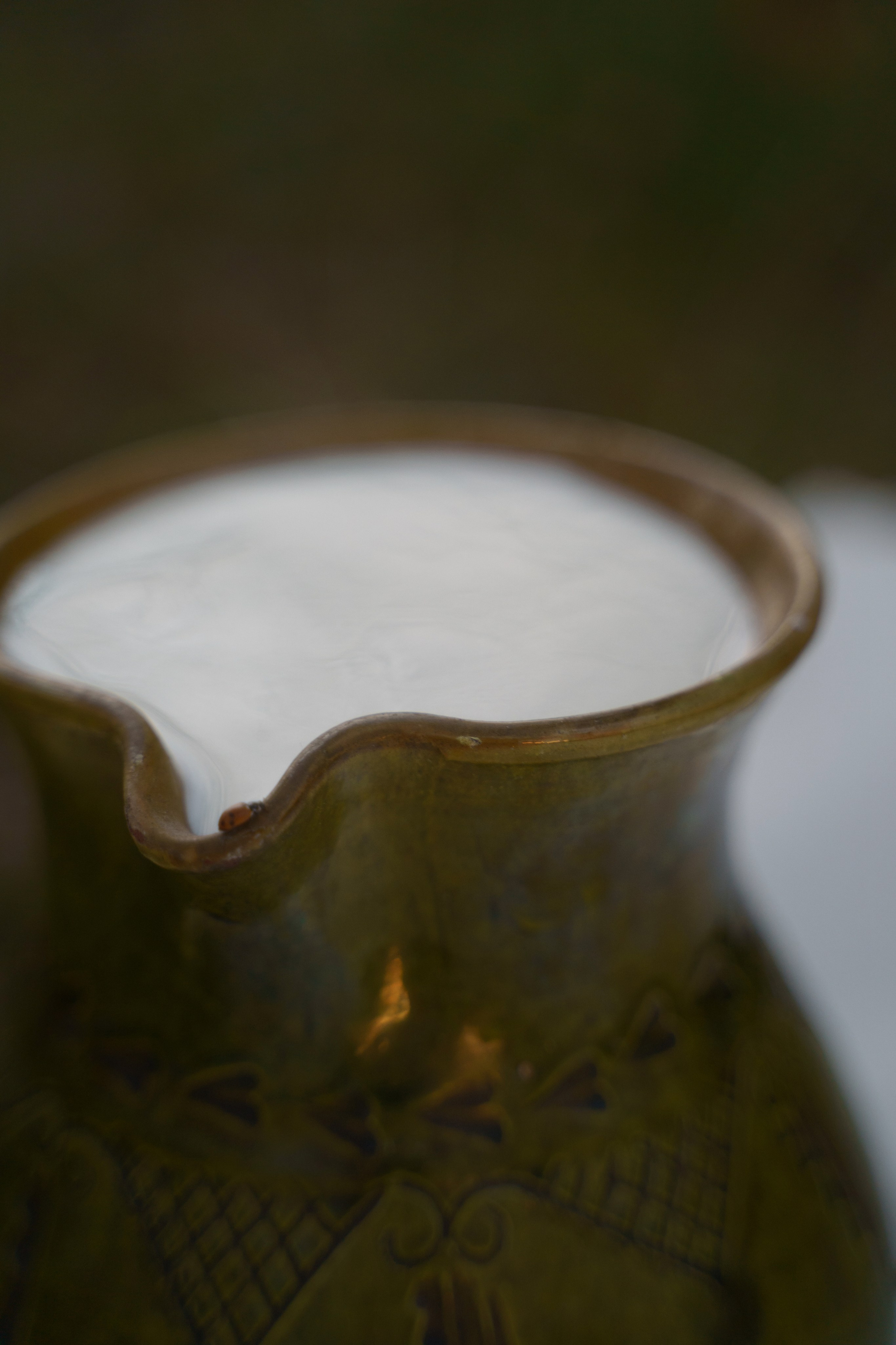 Storm, linen and milk