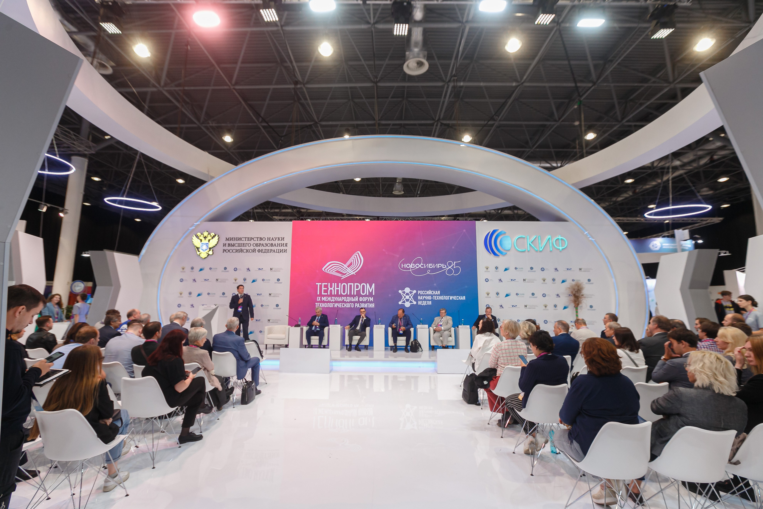 Foro Internacional de Desarrollo Tecnológico. Fotógrafo de retrato, familia y reportajes en Valencia | España | Europa Vitalii Lumier