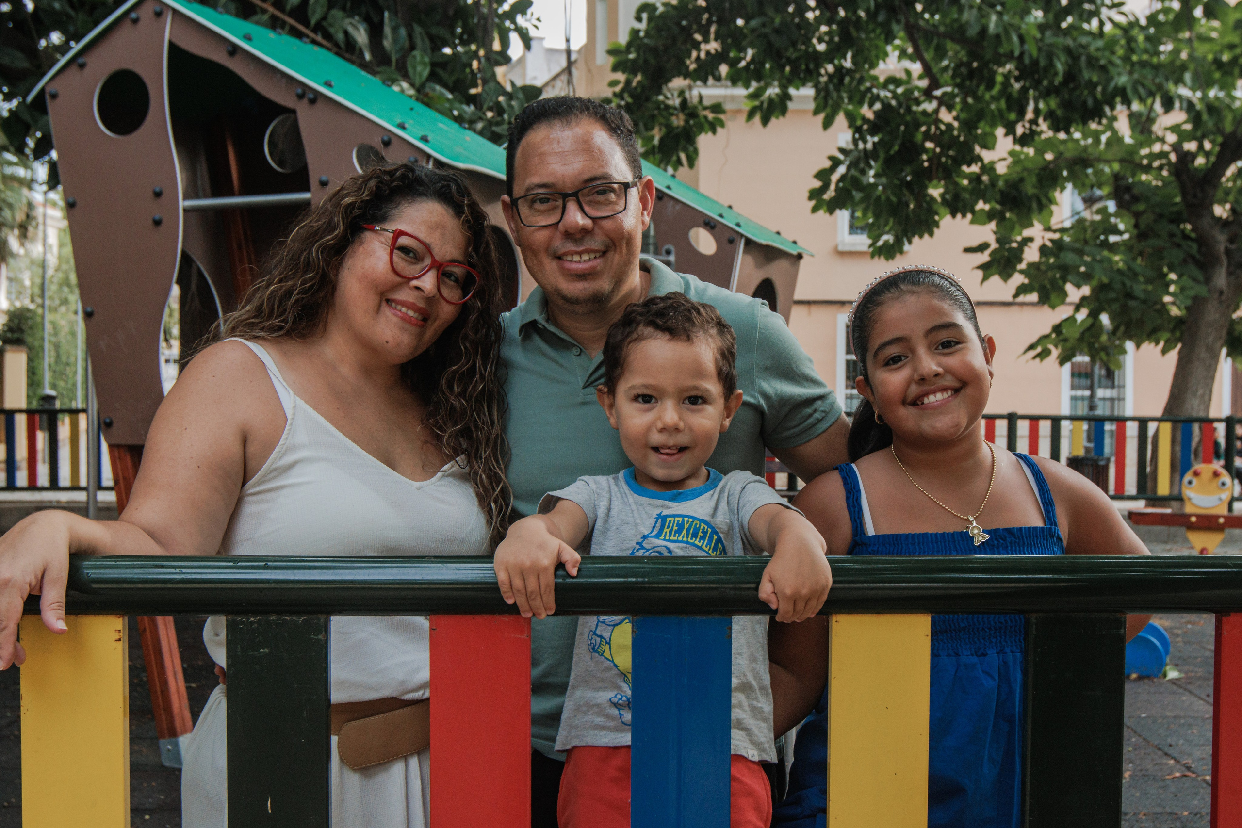 Сaminar en el patio de recreo. Fotógrafo de retrato, familia y reportajes en Valencia | España | Europa Vitalii Lumier