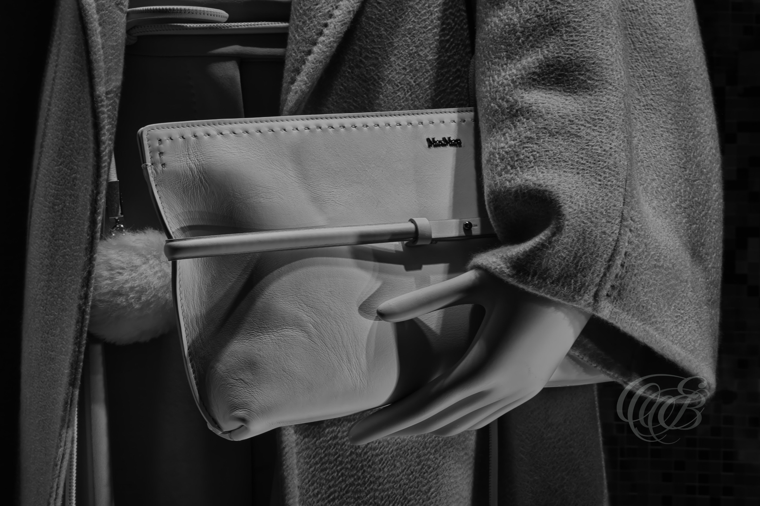 Rome, Italy – Max Mara leather bag close-up with detailed texture and coat fabric, luxury fashion detail captured in black and white – fashion photography, Max Mara Rome – Eduardo Bartoli Photography.