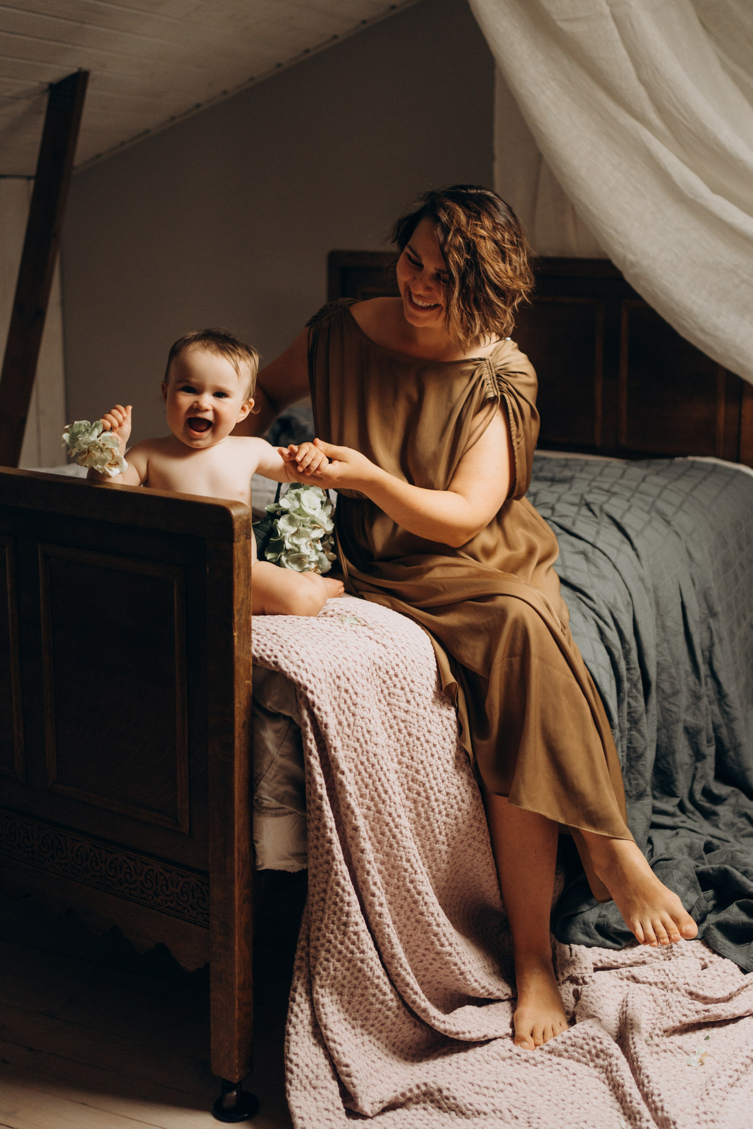 Julia & Grace. Family photographer in Helsinki, Victoria Guadagno