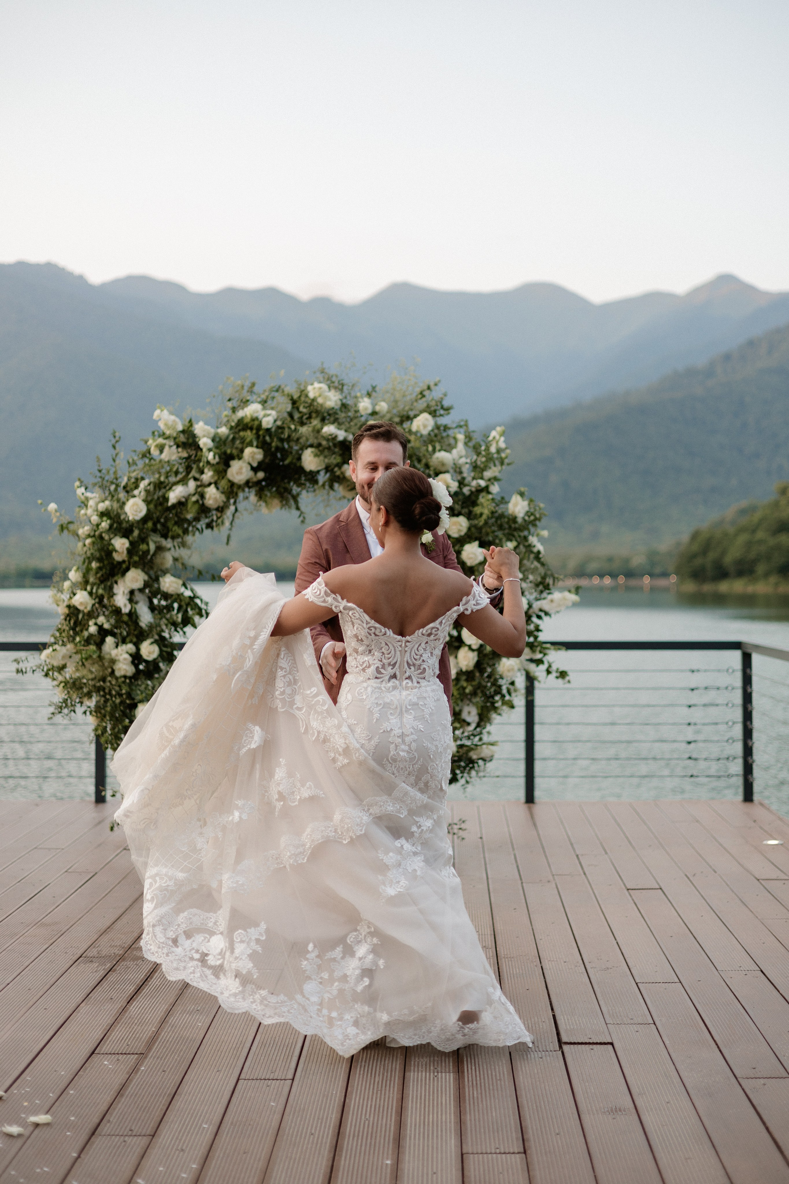 Thesakaya and Kevin. Photographer Anna Nazarenko