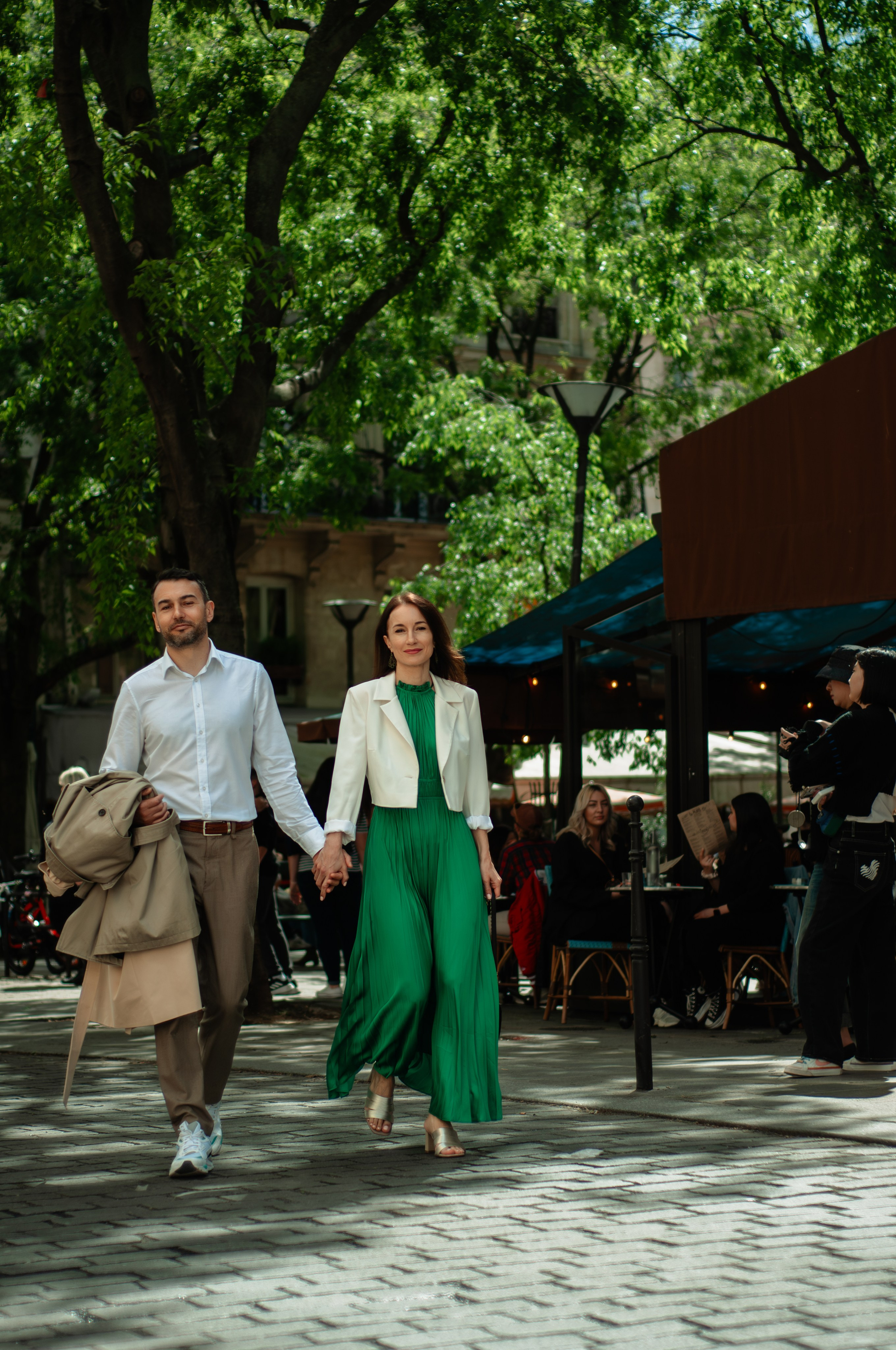 Couple photoshoot in blooming Marais. Paris photographer — Polina Osipova
