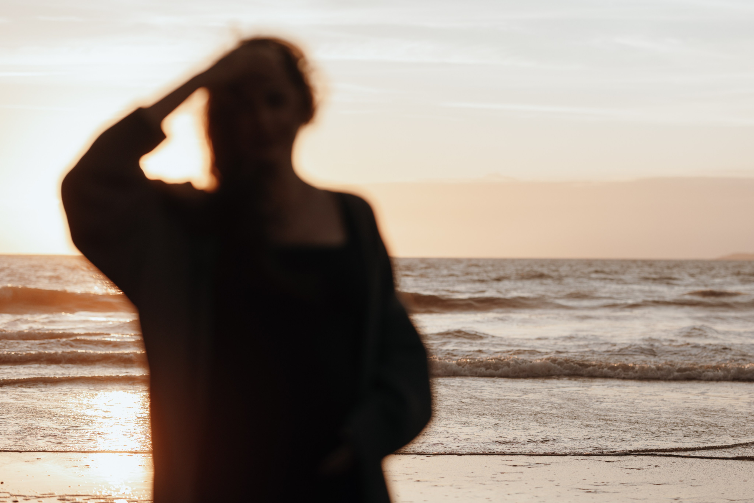 Sunset maternity photoshoot. Annah Louwagie — Lifestyle photographer for couples, families & brands | France & worldwide