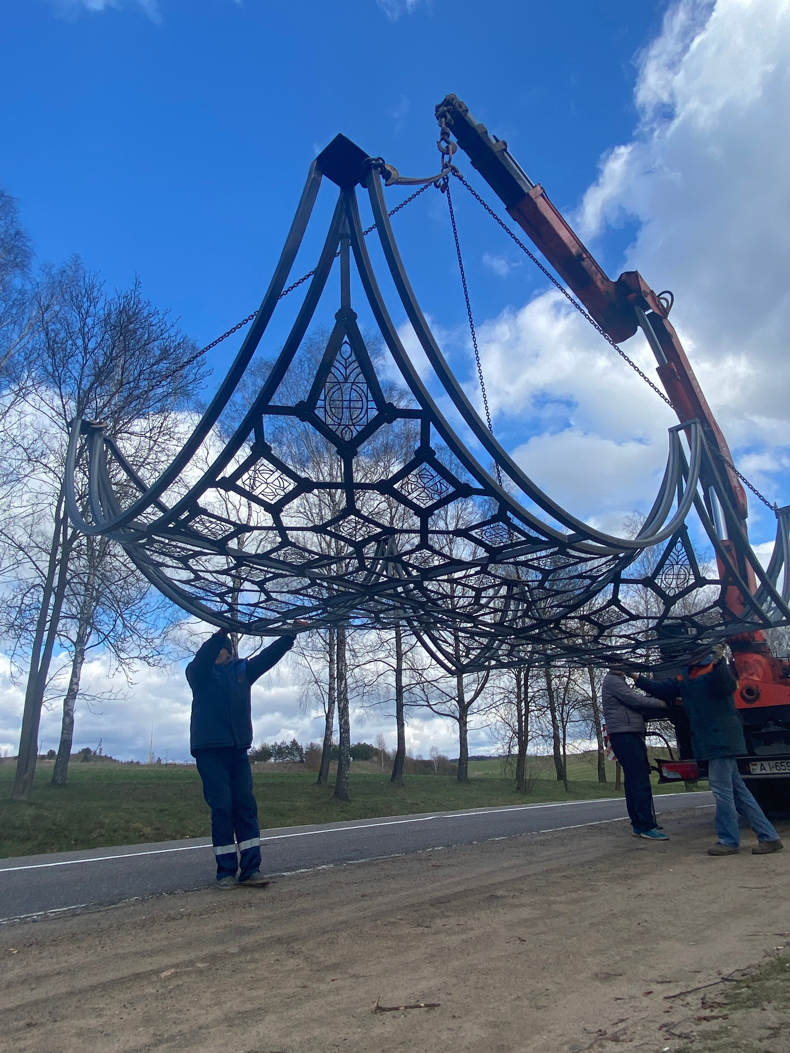 Архитектурная композиция «Красненский некрополь» в д. Красное Минской области. Протоиерей Фёдор Повный - идея и творческая концепция. Мария Тарлецкая - автор проекта и руководитель реализации. Анна Авгуль - витраж.  2020 г. Сталь, витражи, монолитный поликарбонат,  художественная ковка, лазерная резка, сварка. 