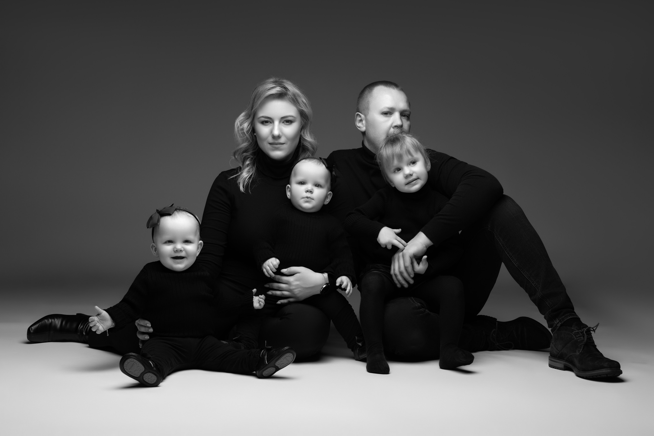 Kinderfotoshooting Brühl – fröhliches Kind mit strahlenden Augen im Fotostudio, LAV Fotostudio