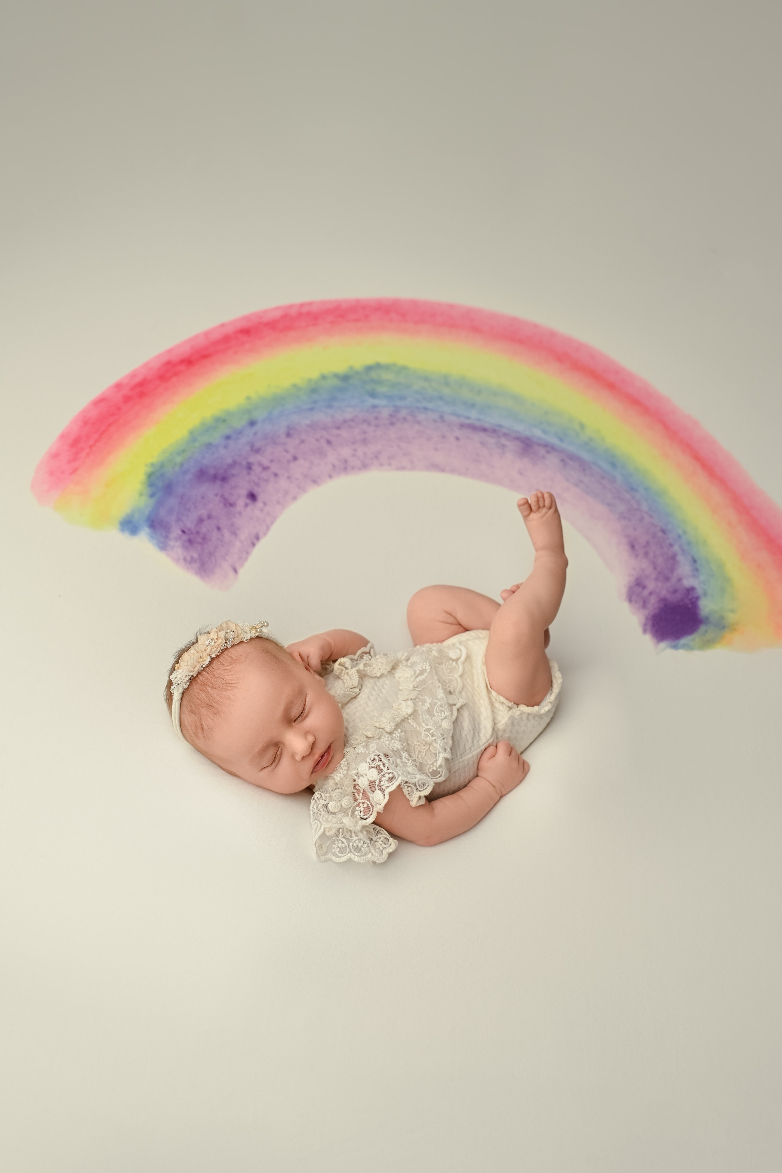  Neugeborenen-Fotoshooting mit Regenboren, professionelle Fotografin in Köln, Düren, Aachen