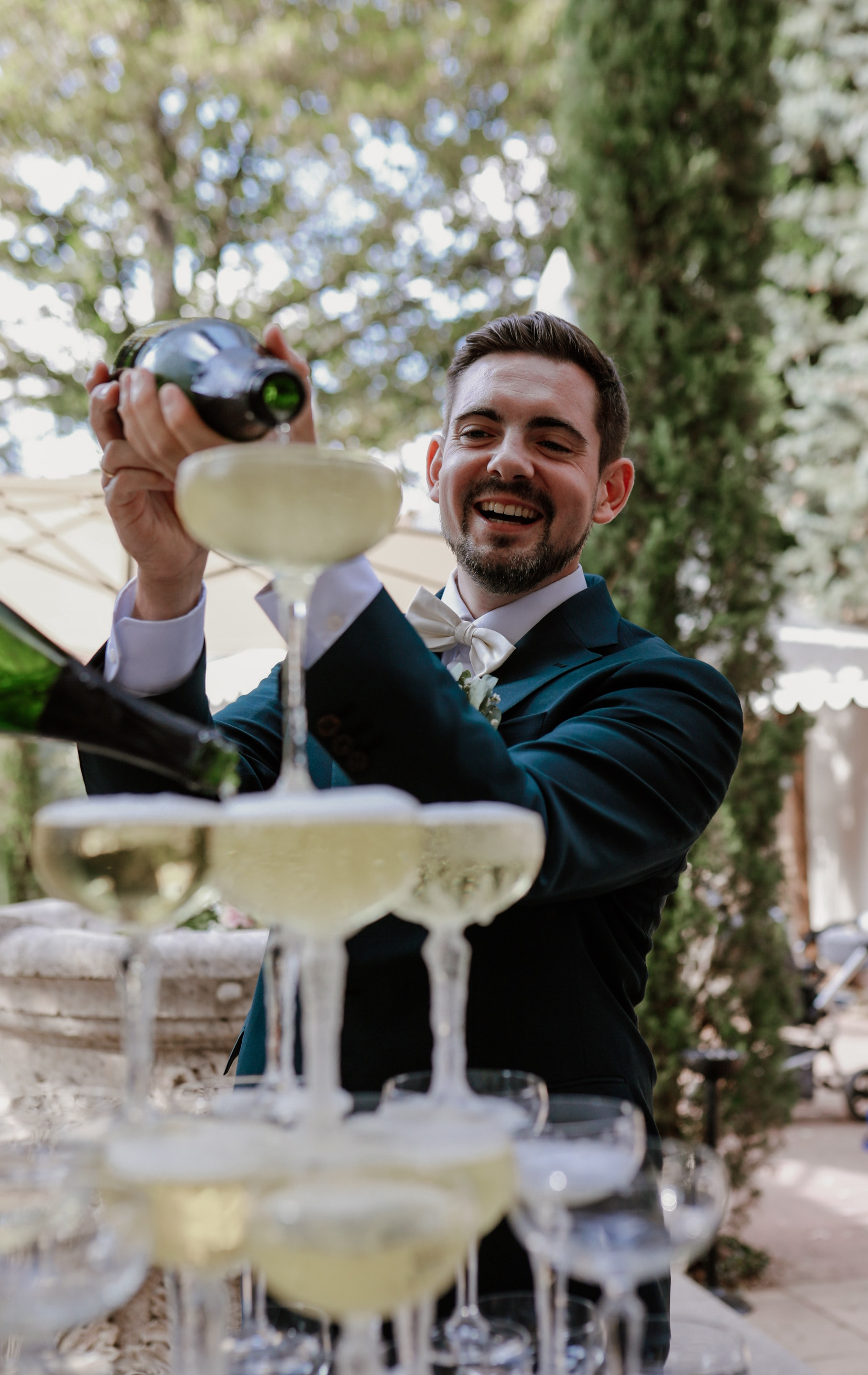 Natürliche Paarfotos im Morrhof mit mediterraner Architektur 