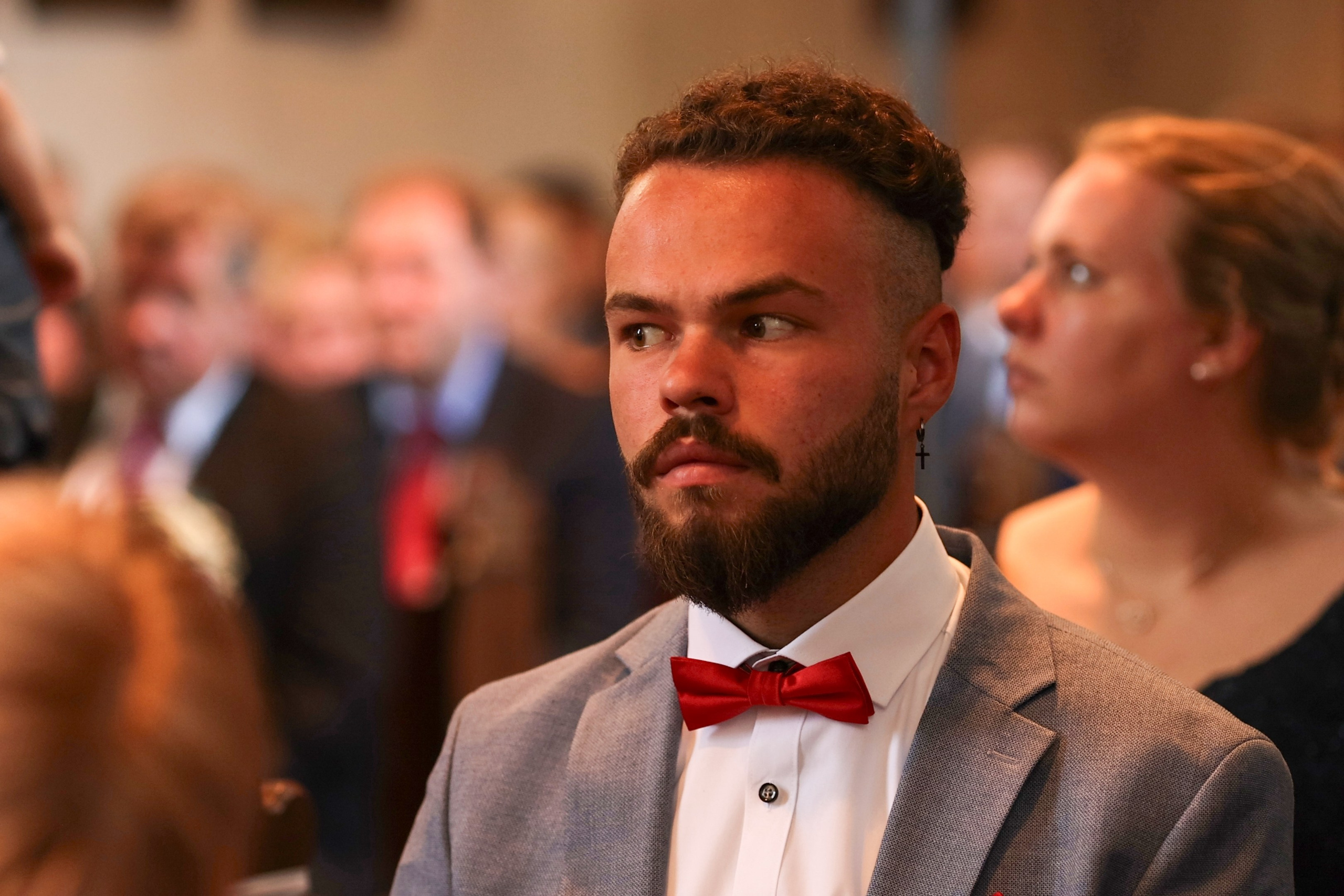 Detailaufnahme des geschmückten Kirchenportals für die evangelische und katholische Trauung in Schwagsdorf