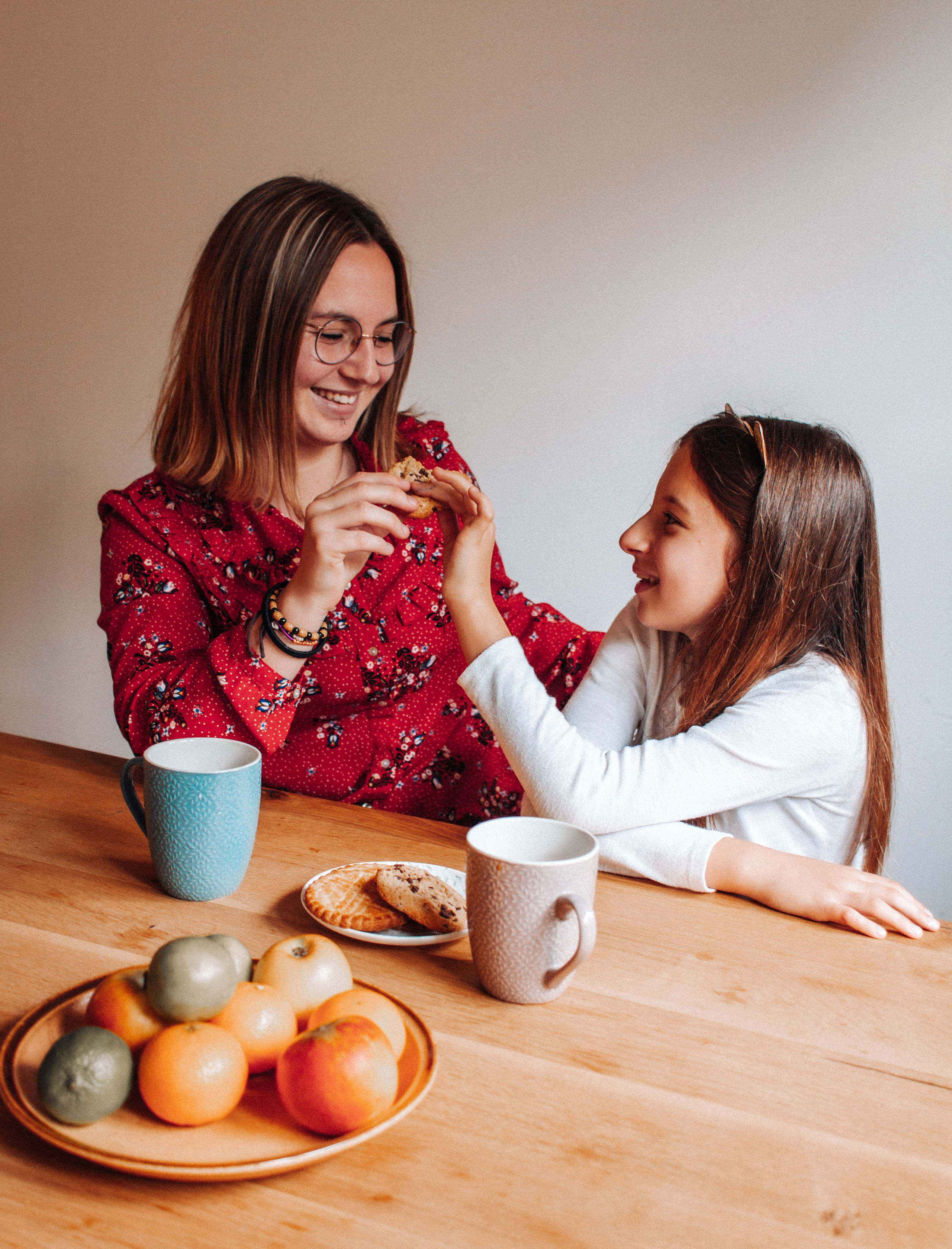 Séance photo de famille en studio près de Châtellerault, moments de complicité entre les membres de la famille