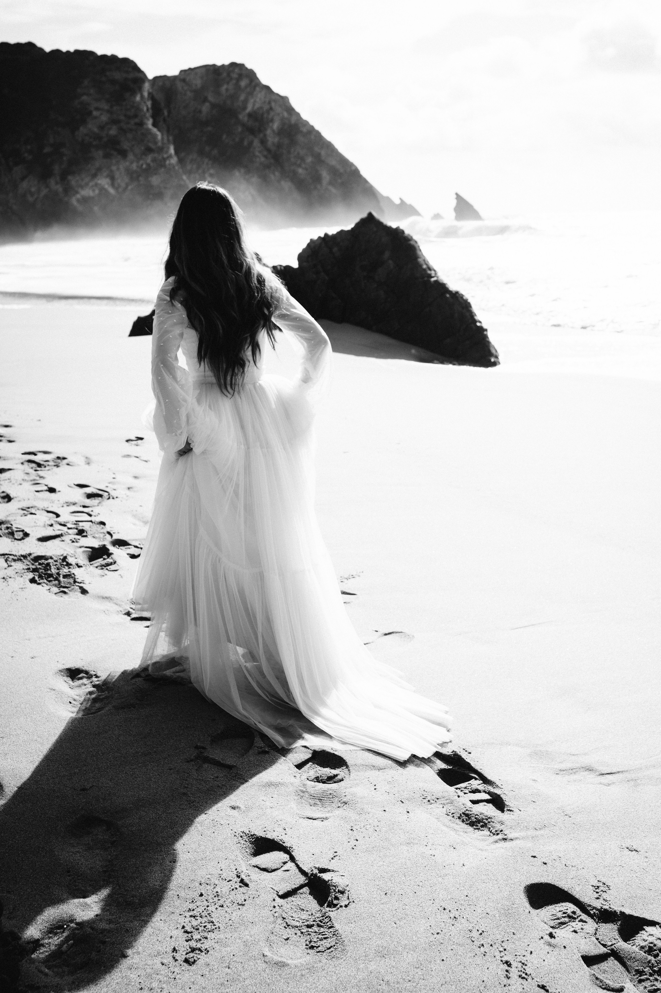 Ședință foto de nuntă pe plaja Adraga – emoție la malul oceanului Atlantic. Valentin Melen - fotograf de nunta 🤍