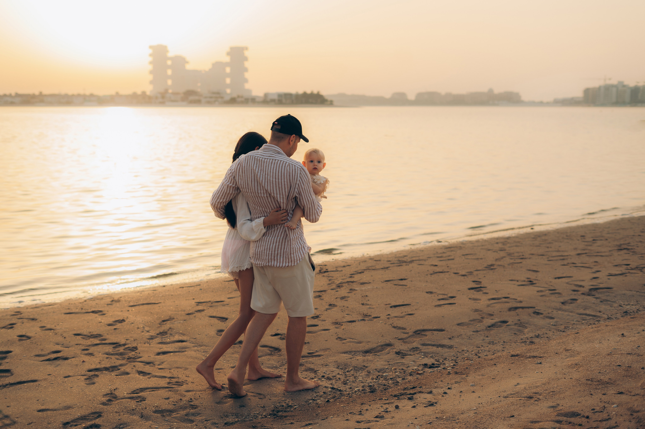 Beauty of the sunset on the beach. Angela Iakovleva — Family Photographer in Dubai