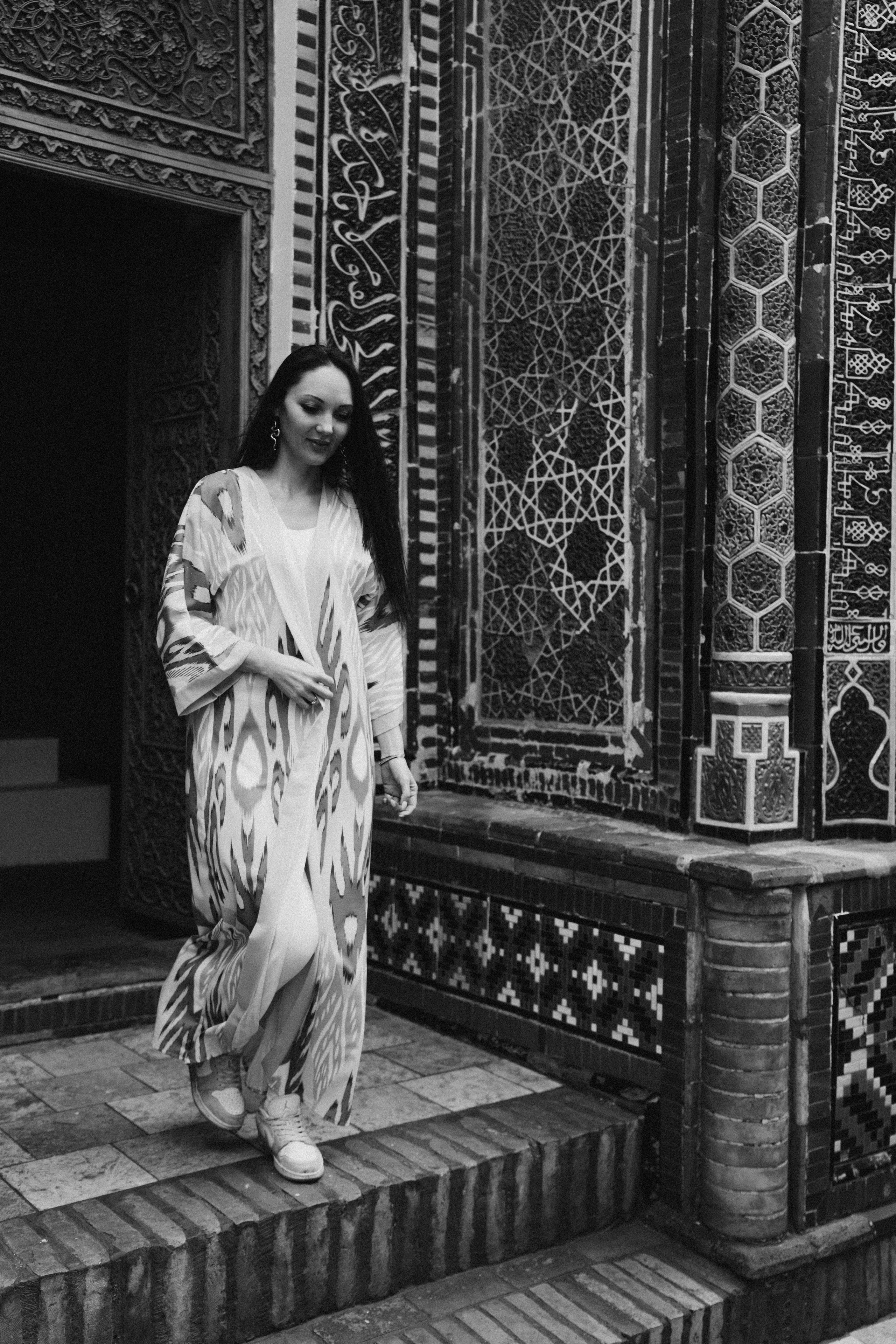 Photoshoot in a robe in Samarkand: Unique Shots with the Shah-i-Zinda. Photographer in Uzbekistan and Samarkand Djasur Marupov