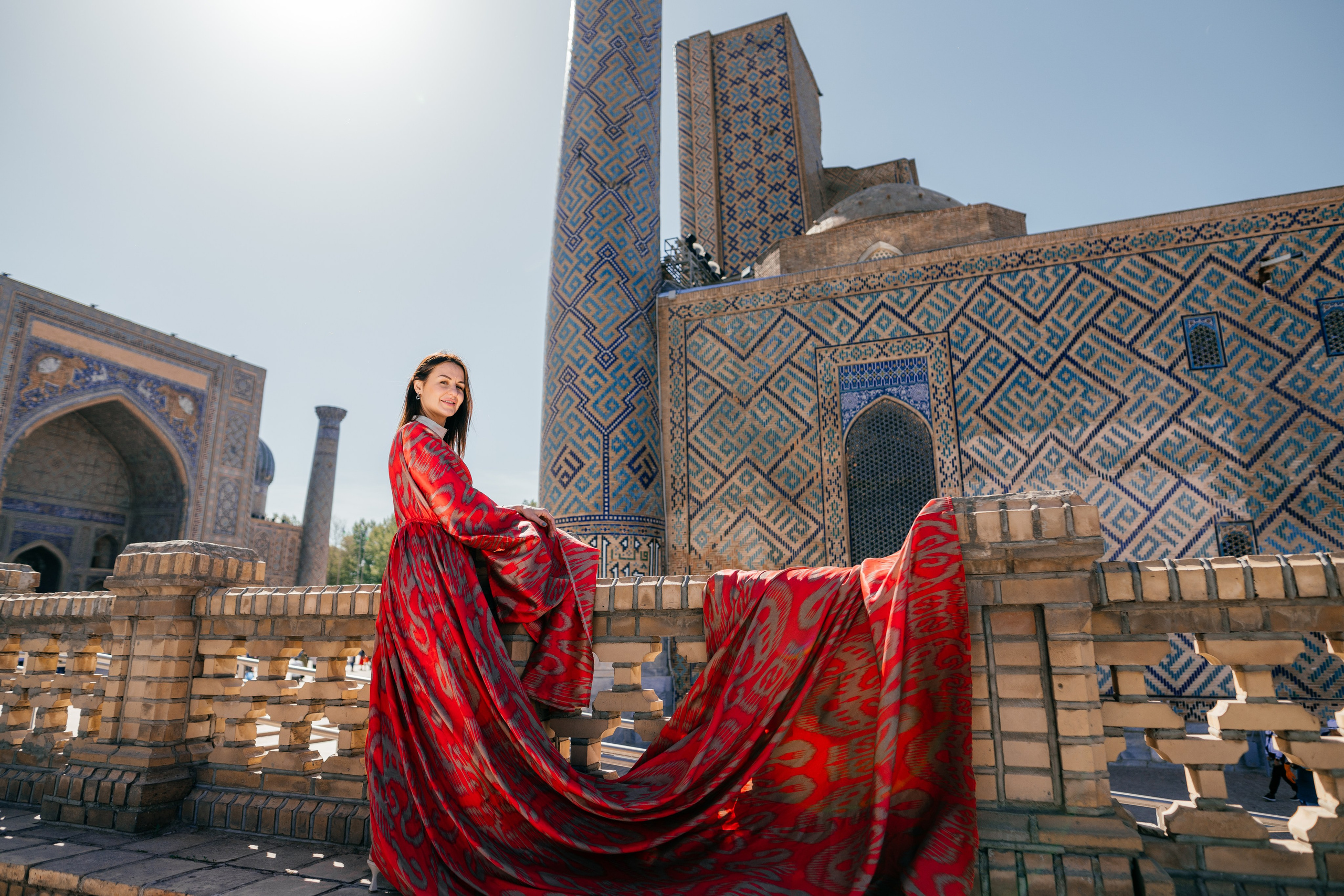 Красное длинное платье. Фотограф в Узбекистане и Самарканде Джасур Марупов