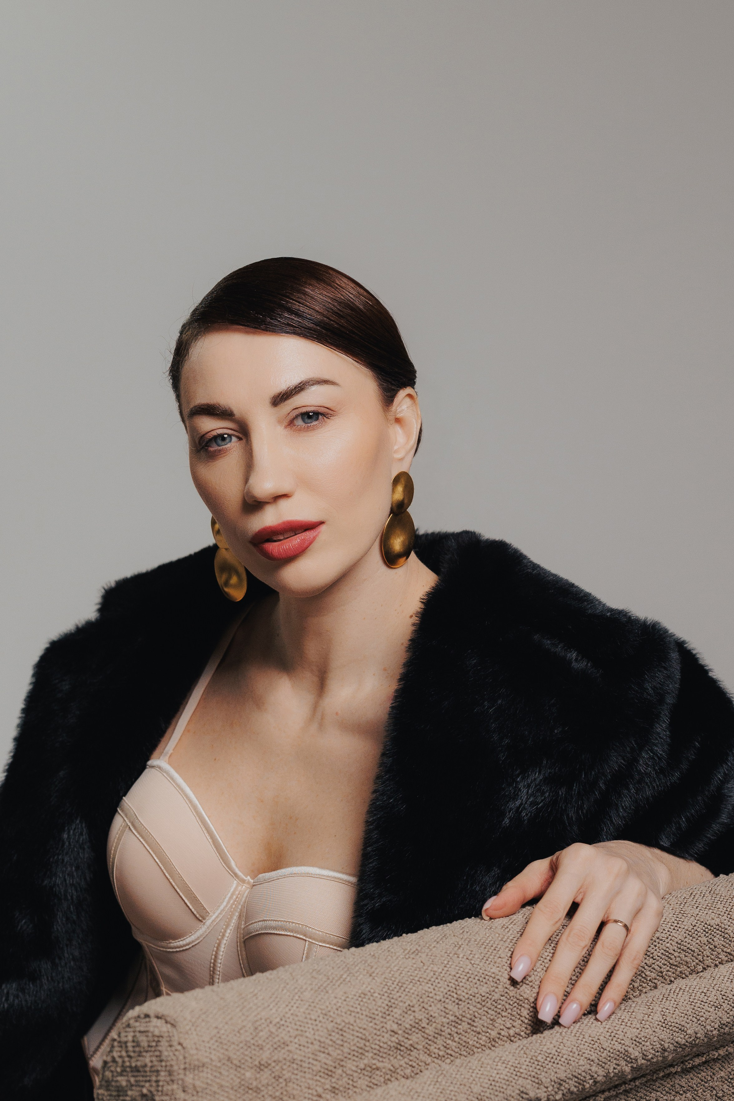 Editorial studio portrait of a woman in black styling with minimalist aesthetic and soft cinematic lighting. Редакционный студийный портрет женщины в черном образе с минималистичной эстетикой и мягким кинематографичным светом.