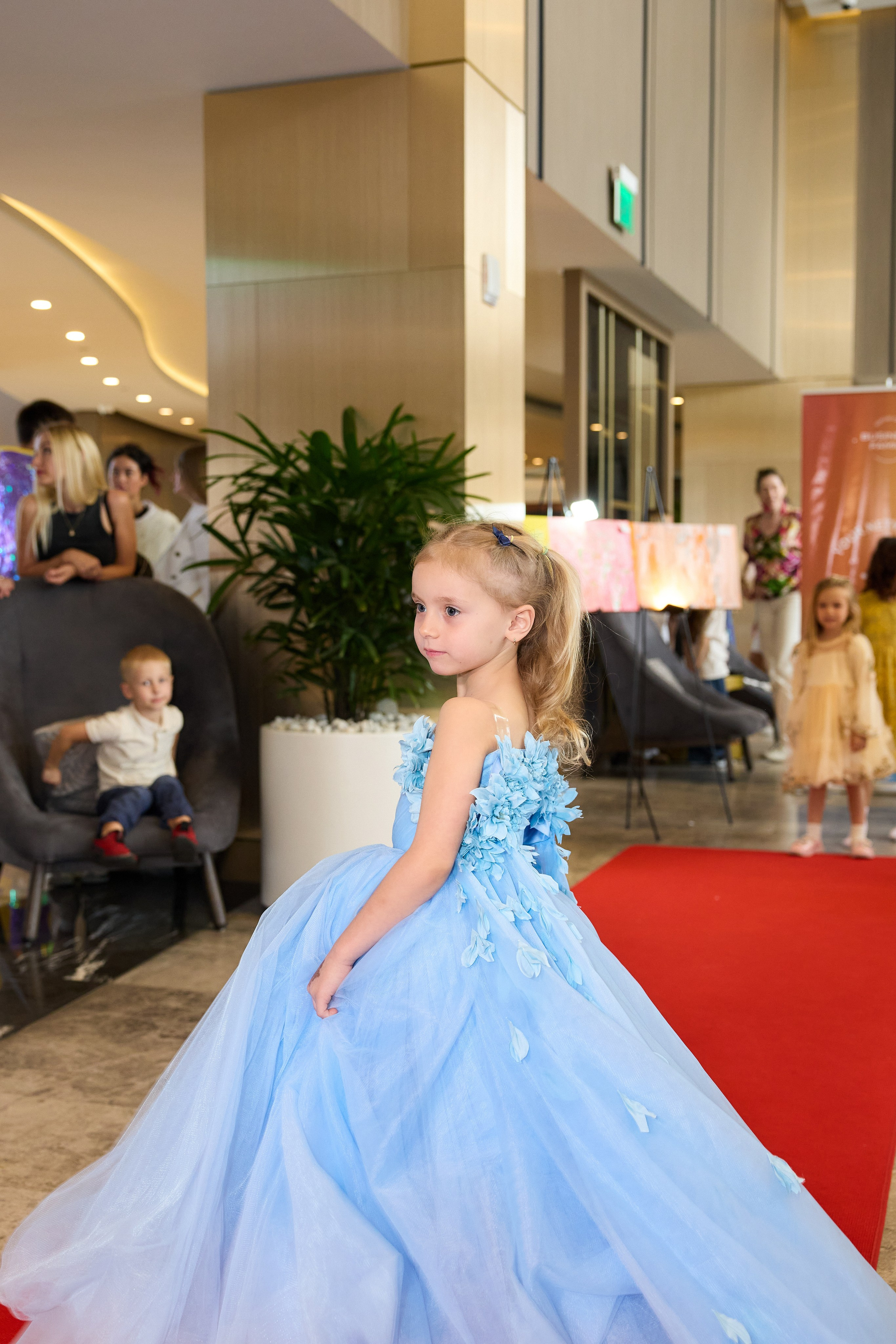 Авторская благотворительная художественная выставка Дианы Бортник. Фотограф Юлия Маковеева