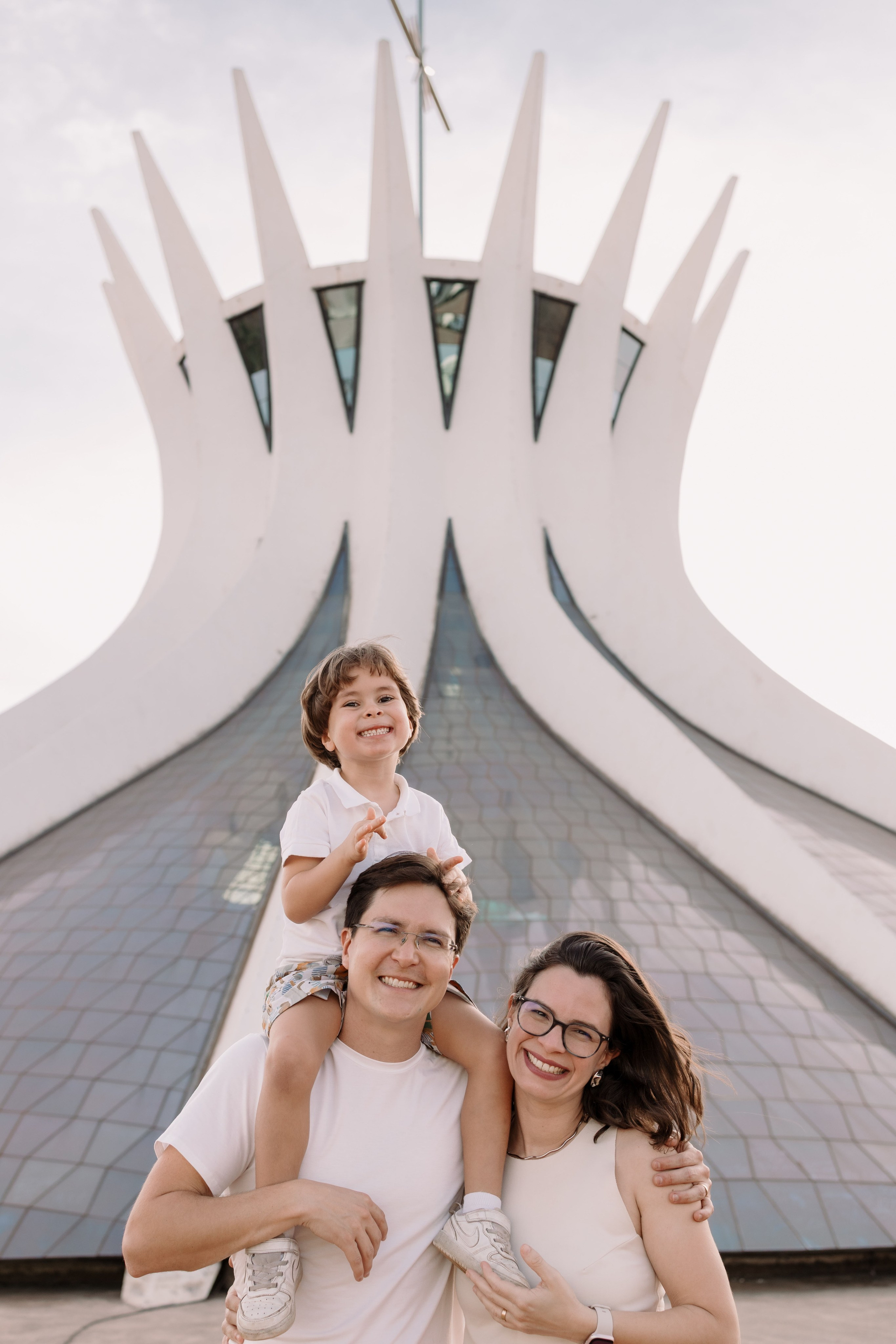 Ensaio Família na Catedral de Brasília | Fotografia Afetiva em Brasília. Ize Fotografia — Ensaios e Festas de Família em Recife e Brasília