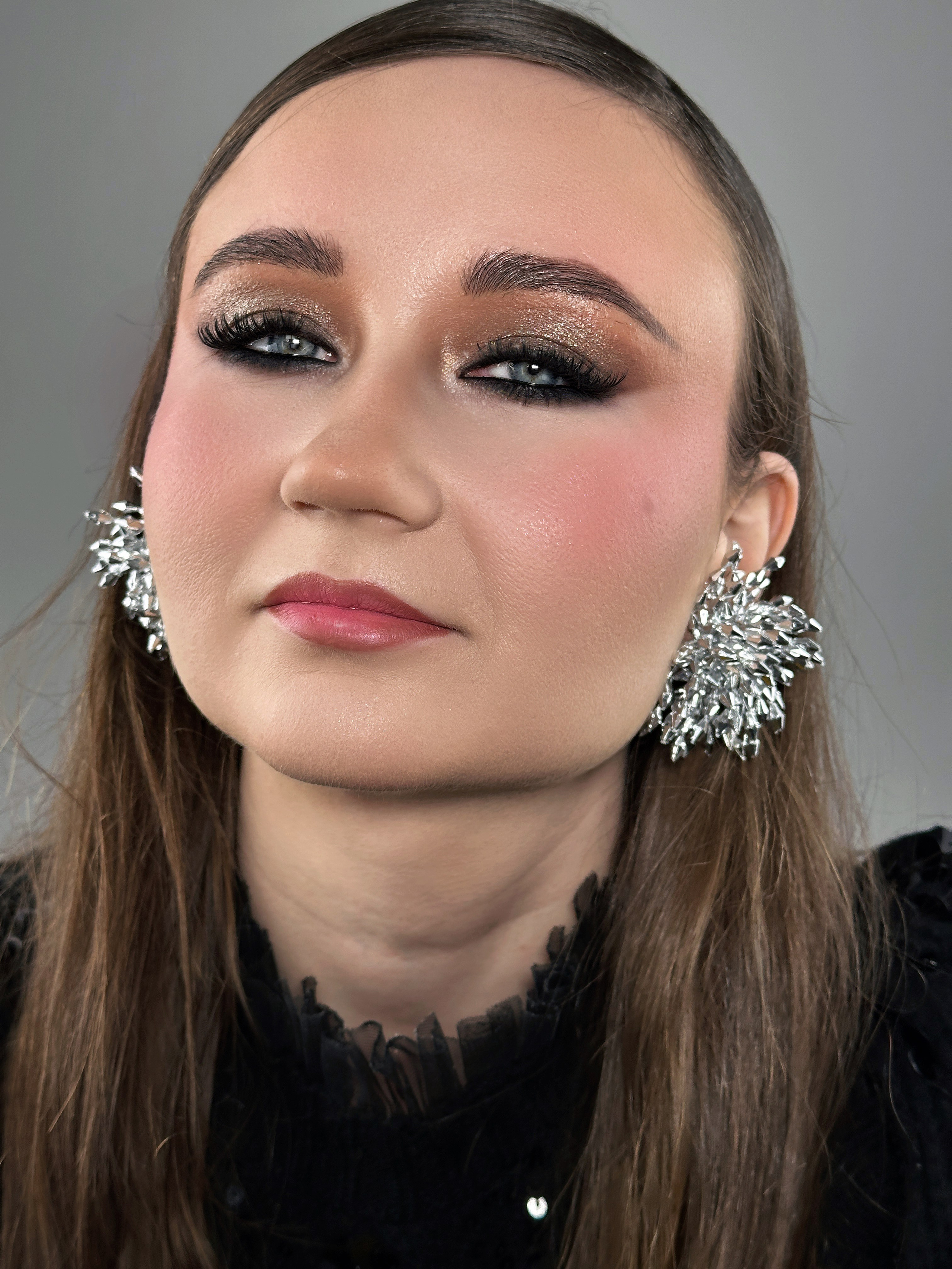 Machiaj smokey eyes dramatic cu nuanțe închise și estompate, creând un efect fumuriu seducător