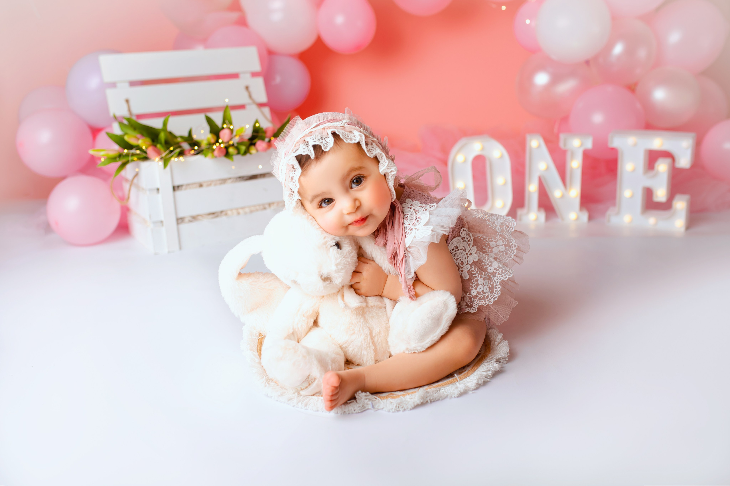 Cake smash photoshoot for One Year. Newborn photographer and Photography Educator in Prague Yana Stelmakh