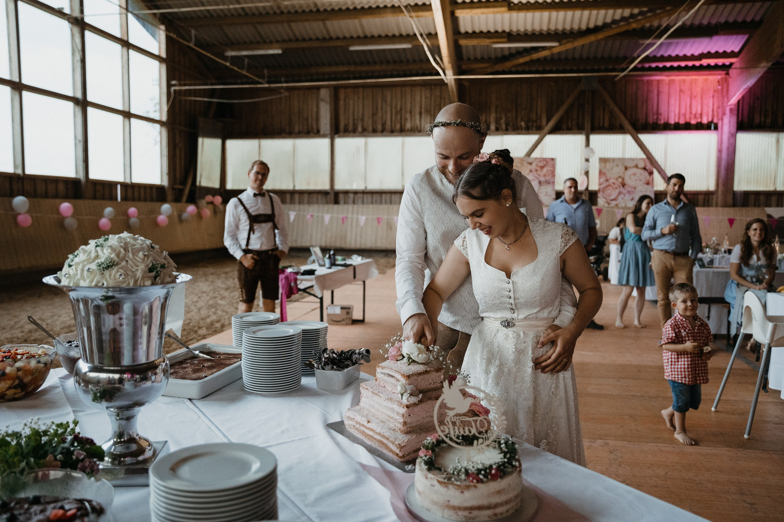 Brautpaar schneidet gemeinsam Hochzeitstorte an, Süddeutschland