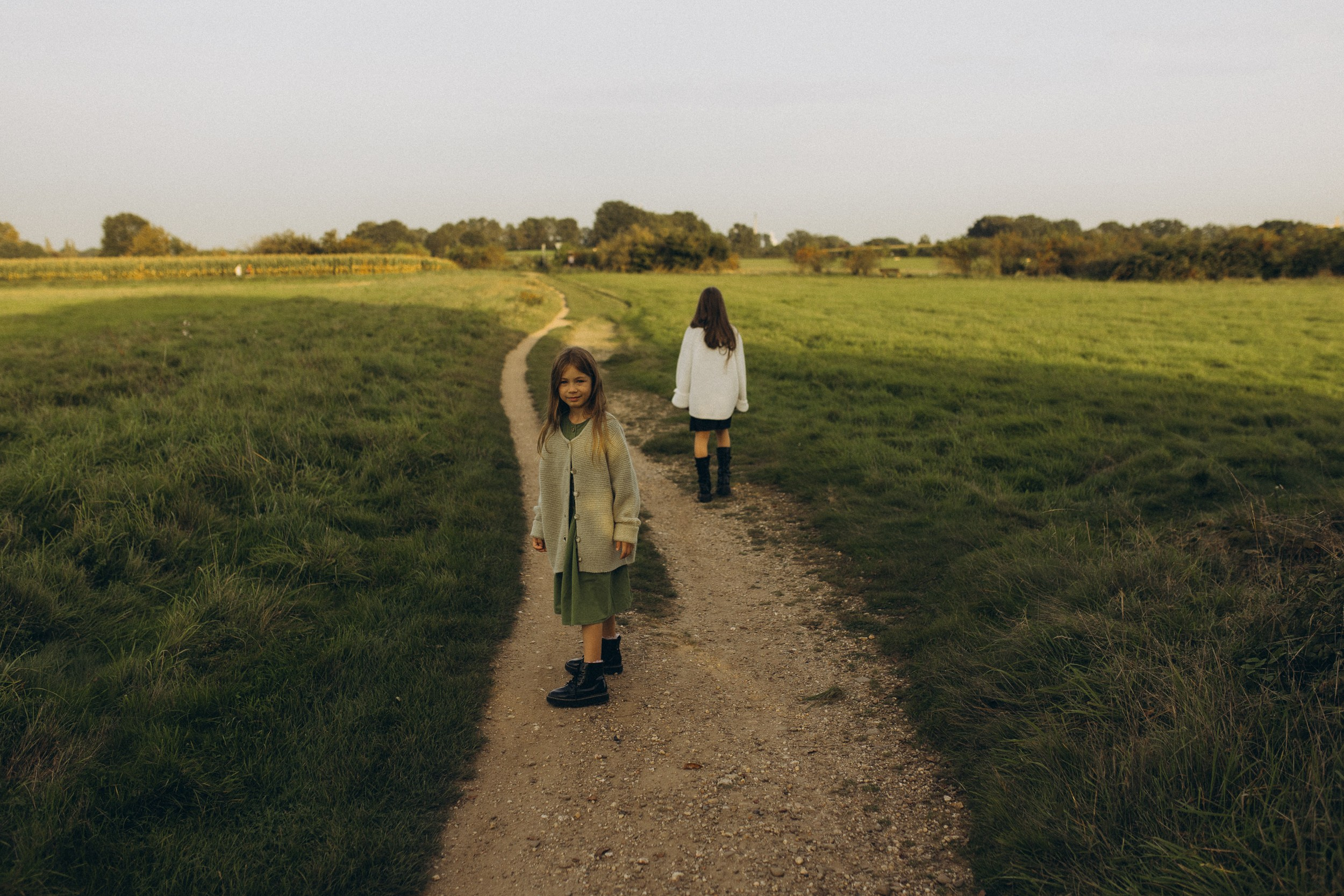 Mama und ihre zwei bezaubernden Töchter in einer familiären Fotosession. Familien & Hochzeitfotografin Nadja Holzmann