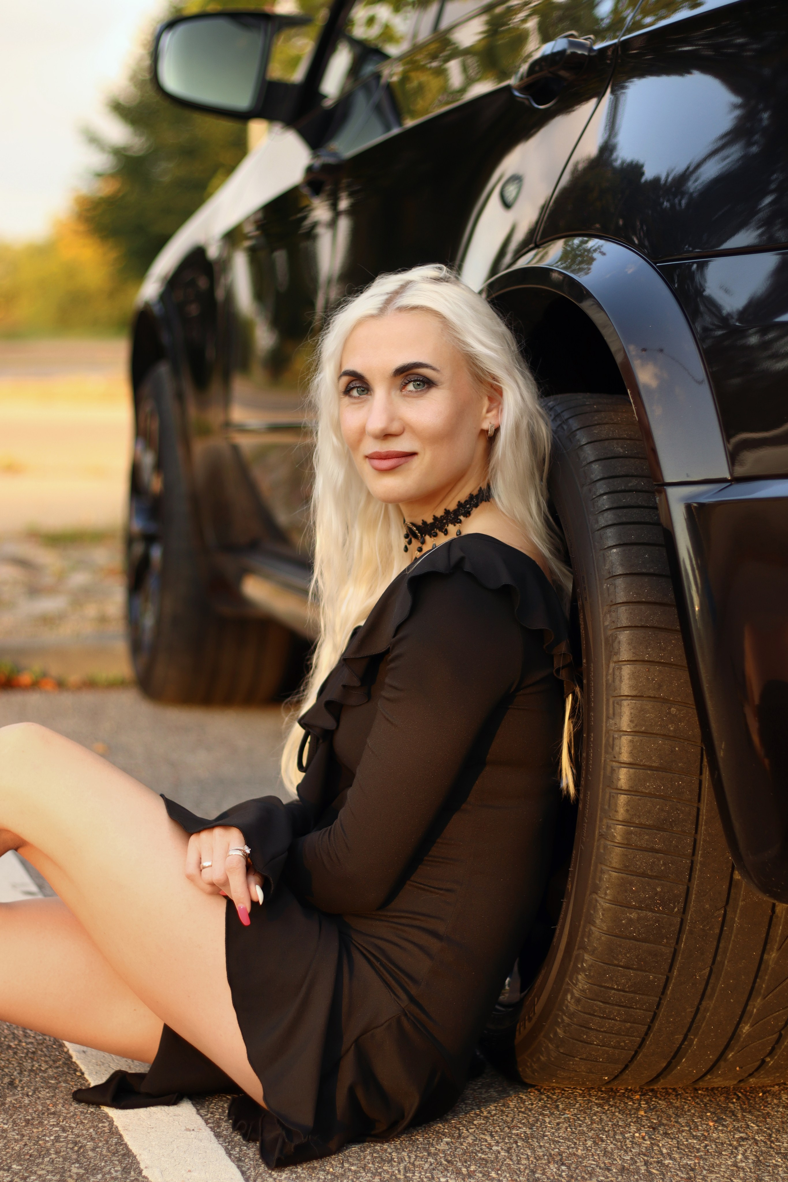 Individuāla fotosesija Daugavpilī – blondīnes portrets pie melnas automašīnas
