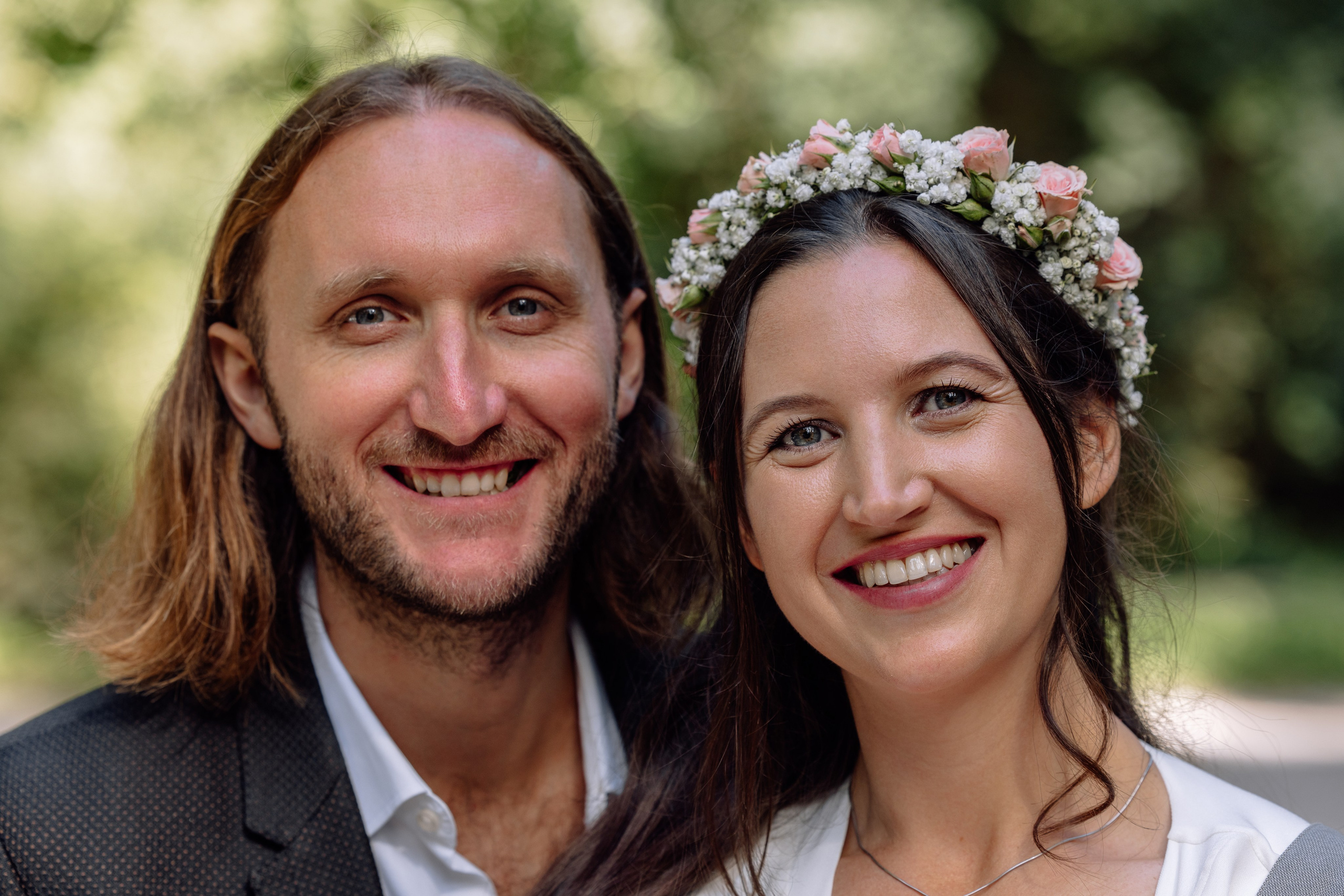 Portraitaufnahme des Brautpaares im Standesamt Schwabing – emotionale Nahaufnahme