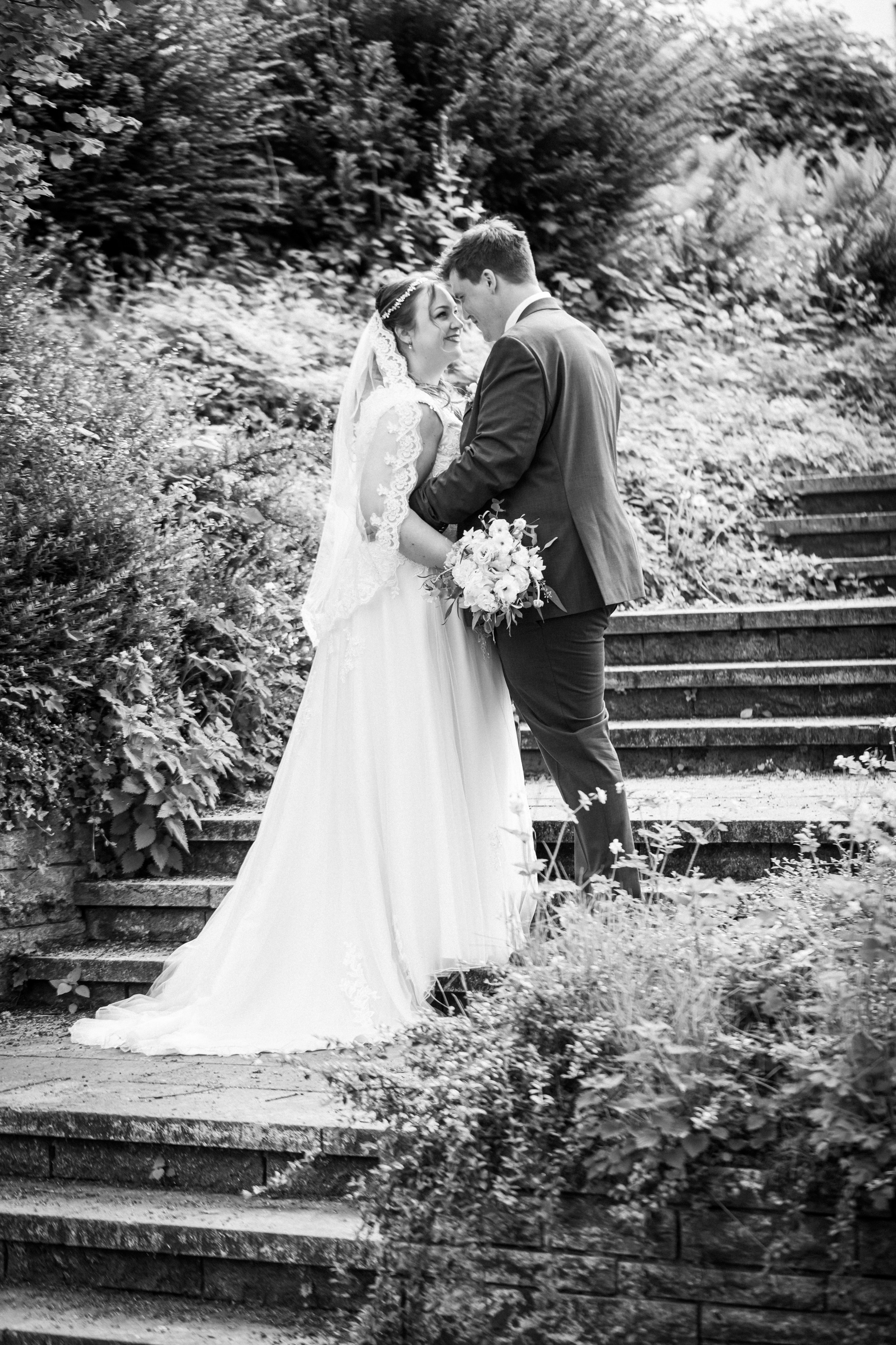 Kirchliche Trauung in Oerlinghausen – Emotionale Hochzeitsfotos & Stilvolle Reportagen!. Hochzeitsfotografin in Gütersloh | Authentische Hochzeitsreportagen | TK Photographie