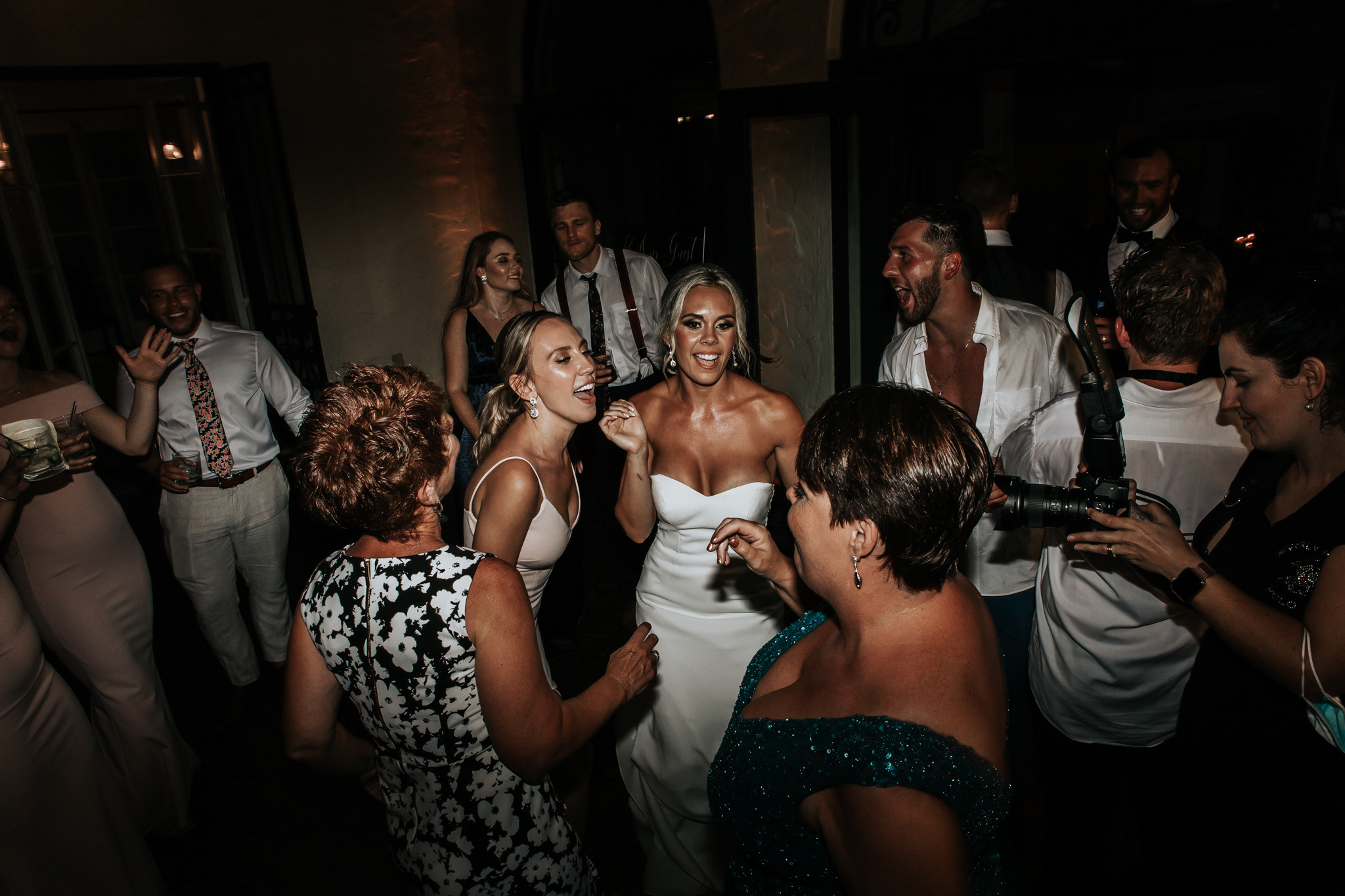 Beautiful wedding in Villa Woodbine. My name is Kate and I am family and wedding photographer