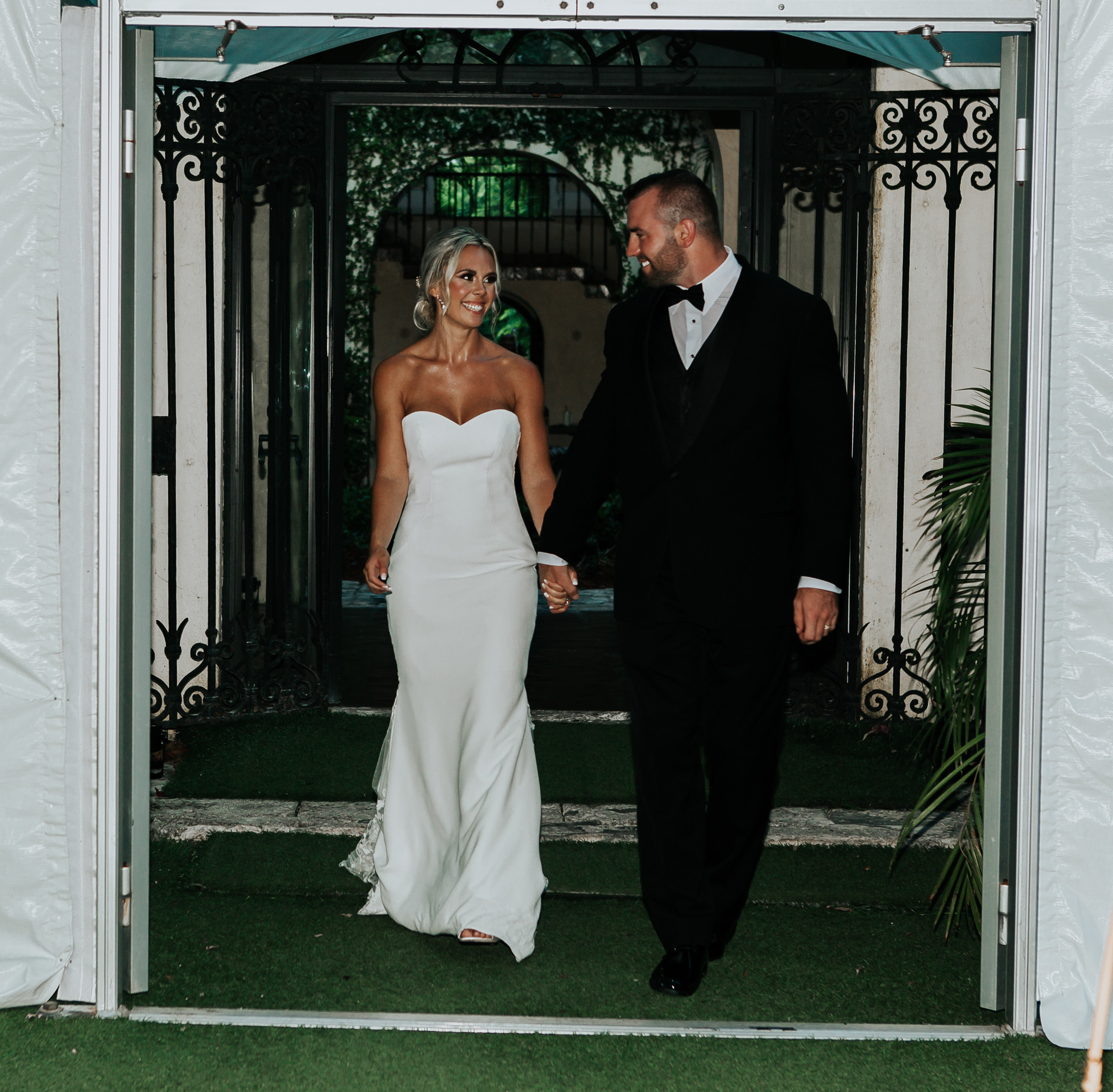 Beautiful wedding in Villa Woodbine. My name is Kate and I am family and wedding photographer