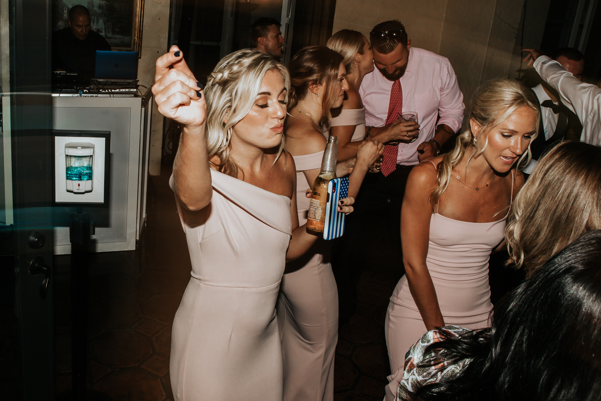 Beautiful wedding in Villa Woodbine. My name is Kate and I am family and wedding photographer