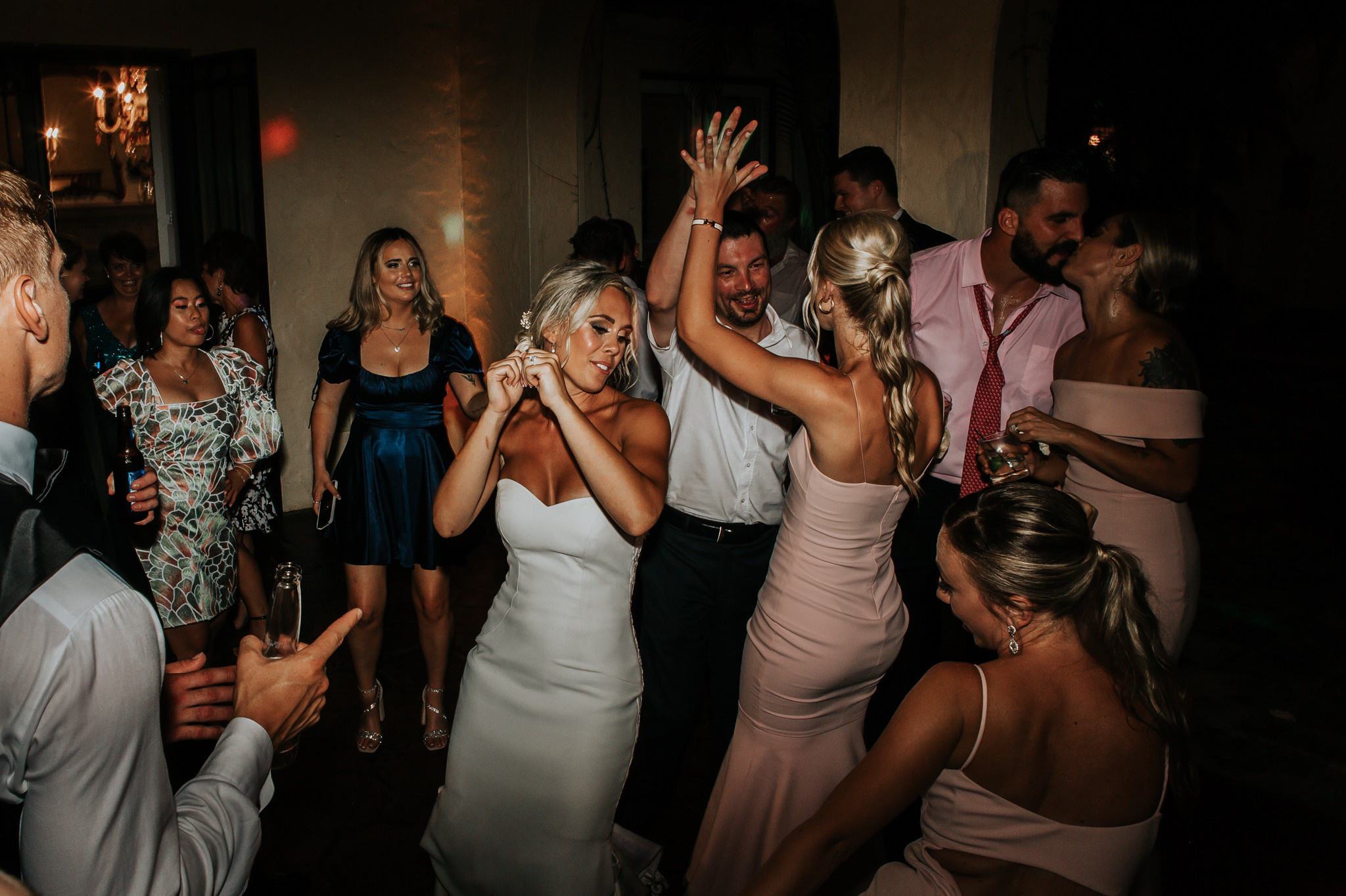 Beautiful wedding in Villa Woodbine. My name is Kate and I am family and wedding photographer