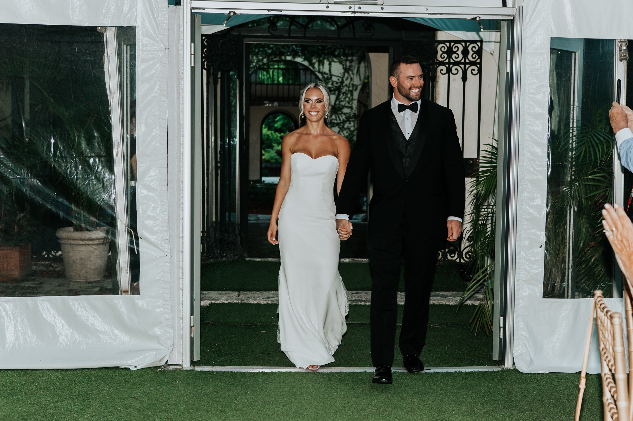 Beautiful wedding in Villa Woodbine. My name is Kate and I am family and wedding photographer