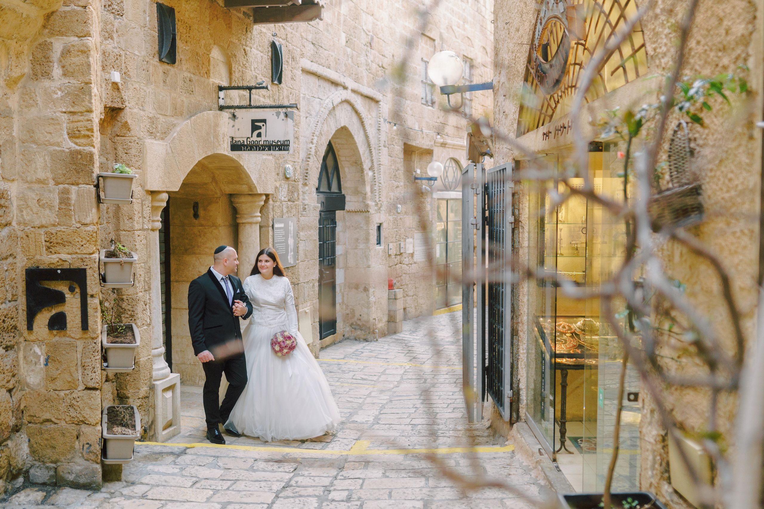 Wedding walk in Jaffa, Hana & Hen. Porto Travel Photographer | Couples & Vacation Photos in Portugal — WePortugal