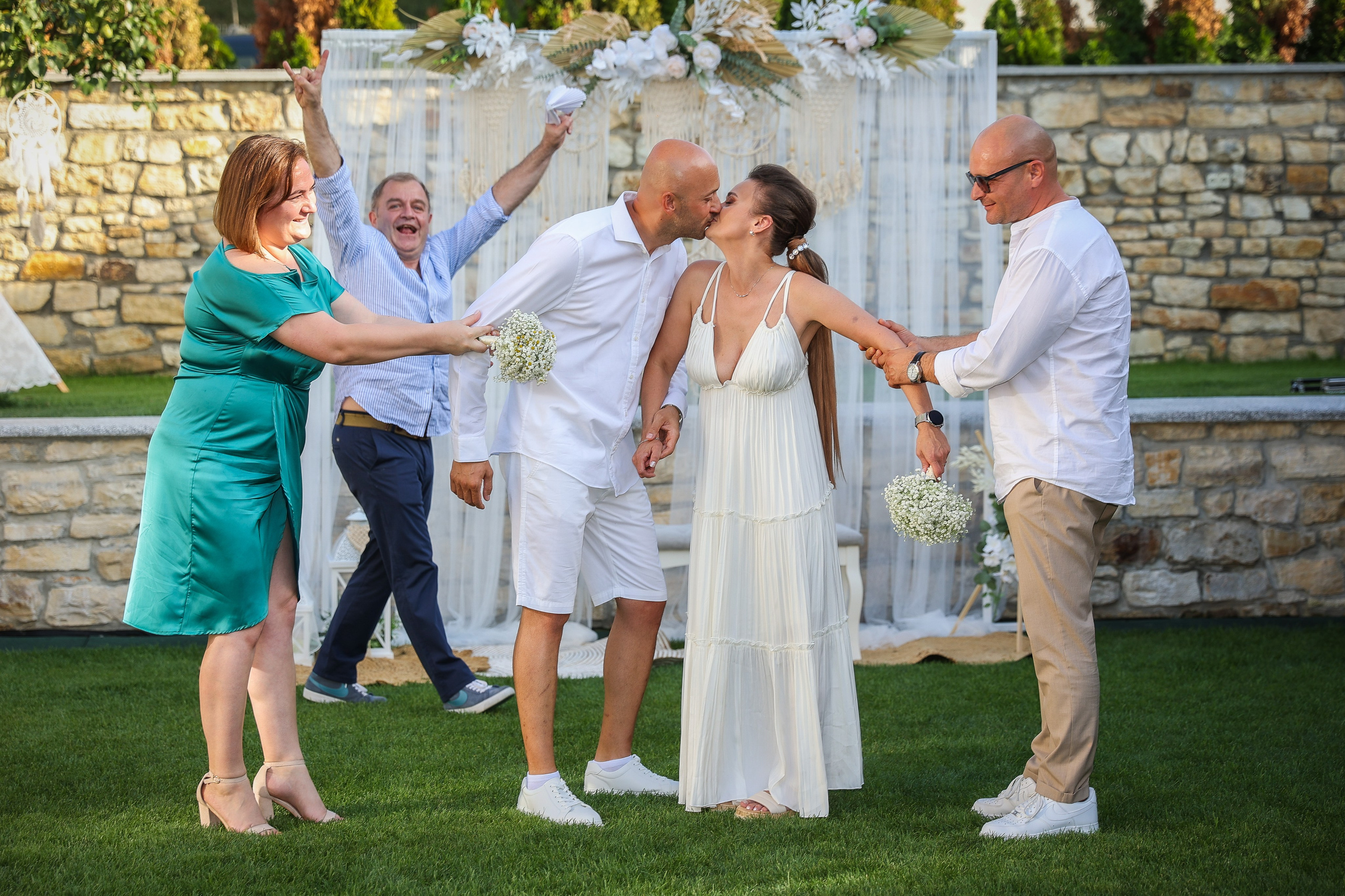 Nunta Cosmin și Simona de la La Moșu a fost exact genul de eveniment care demonstrează cât de frumoasă poate fi o nuntă în aer liber. Rares Bucur is a professional wedding photographer based in Cluj-Napoca, Romania, specializing in wedding photography