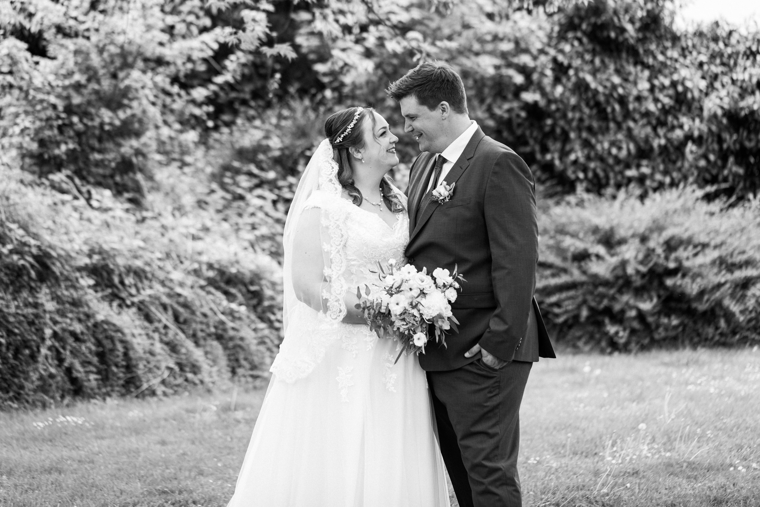 Kirchliche Trauung in Oerlinghausen – Emotionale Hochzeitsfotos & Stilvolle Reportagen!. Hochzeitsfotografin in Gütersloh | Authentische Hochzeitsreportagen | TK Photographie