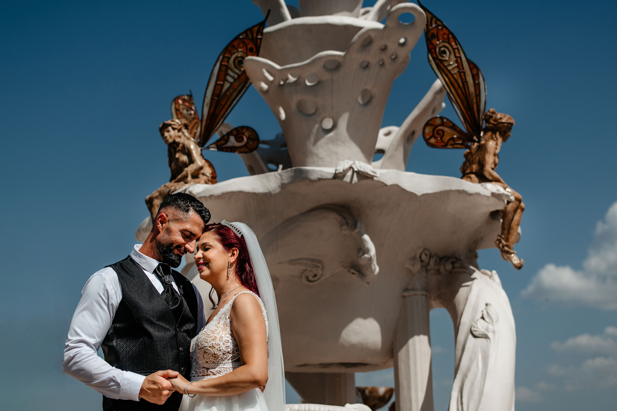 Radu Rahovan Fotograf de nuntă Cluj – cuplu îndrăgostit în grădina Wonderland, moment romantic.