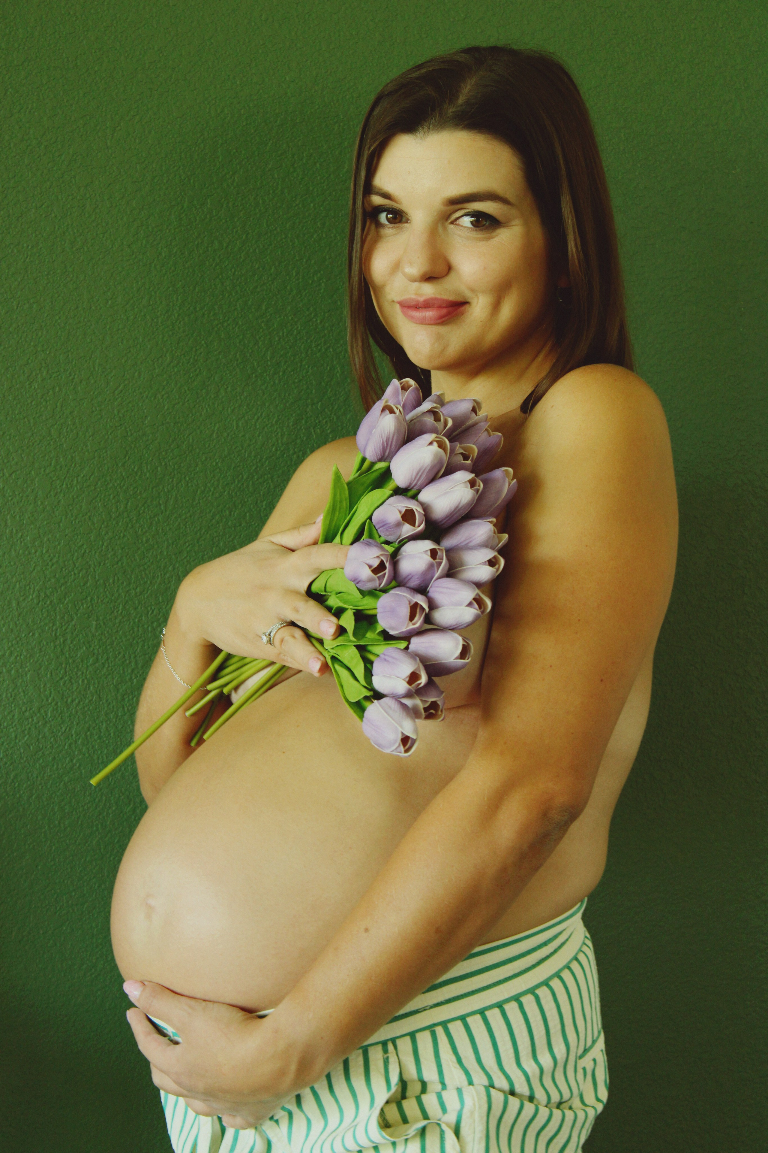 Maternity, Family & Pregnancy Photoshoot at Home. Lana Petrychenko — Portrait & Family Photographer. Valencia, Spain