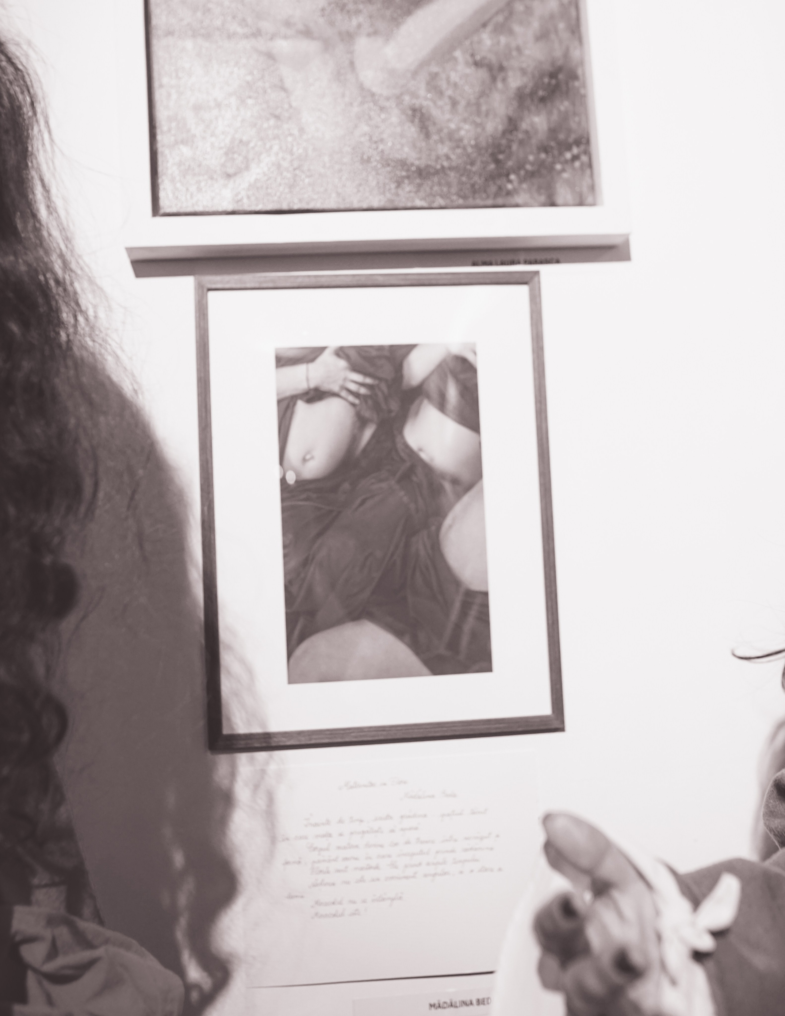 Expoziție Foto Maternitate Brașov | Mădălina Beda. Madalina Beda- Artist vizual, fotograf, doula la nastere, consultant babywearing Brasov si in toata tara