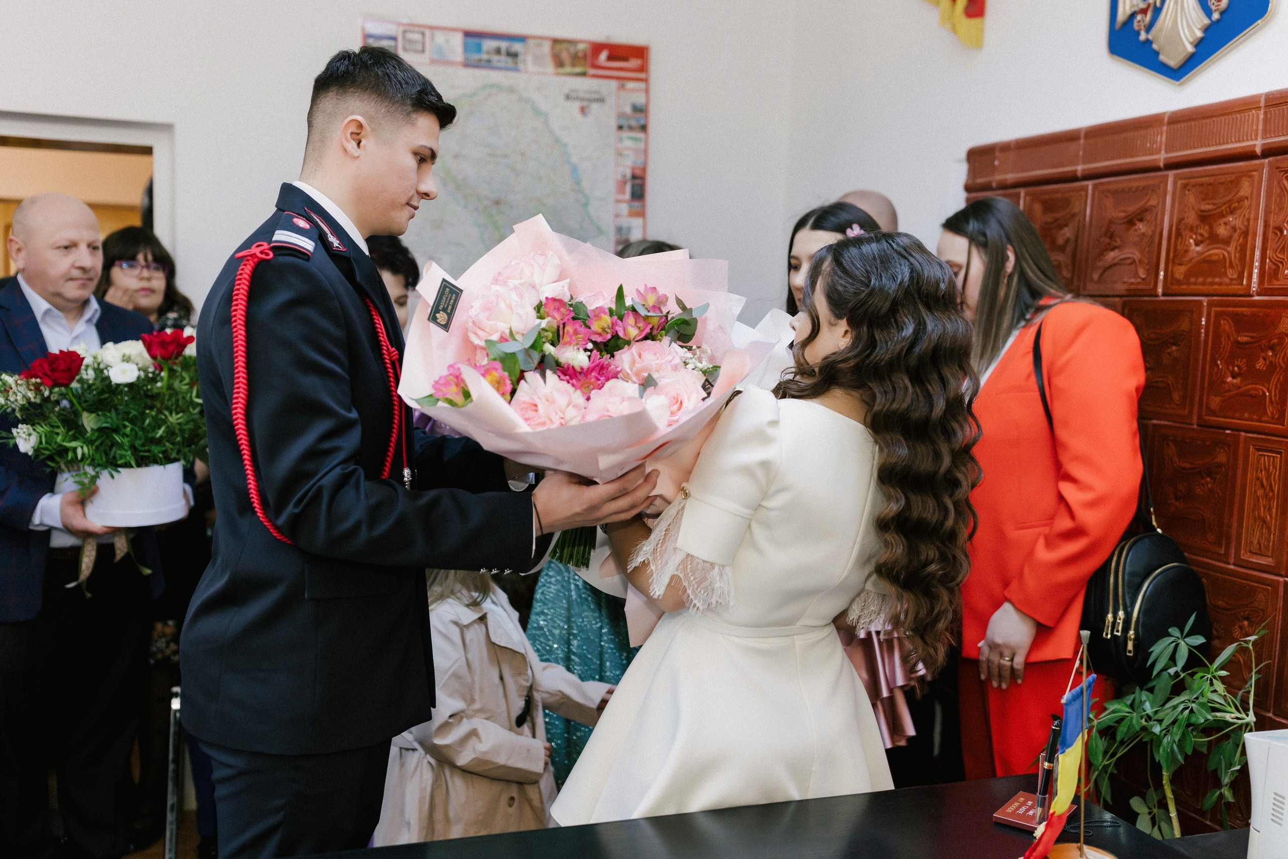 Povestitor prin fotografie - Fotograf nuntă Botoșani  – Alin Chirilă -* Gabriel și Denisa la starea civilă în Unțeni Botoșani, fotografie de cuplu pe scări elegante, Alin Chirilă fotograf* Mire și mireasă după cununia civilă în comuna Unțeni Botoșani, ședință foto realizată de AlinoFotoStudio* Fotograf stare civilă Botoșani, Gabriel și Denisa privindu-se cu drag pe scările locației de eveniment* Cuplu proaspăt căsătorit la cununia civilă Unțeni, fotografie romantică realizată de Alin Chirilă fotograf* Gabriel și Denisa după ceremonia civilă, ședință foto la Restaurant Luceafărul Popas Cucorăni* Fotograf evenimente Botoșani, stare civilă Unțeni, mire și mireasă în cadru elegant și luminos* Mire în uniformă și mireasă cu buchet alb, fotografie de nuntă civilă în județul Botoșani* AlinoFotoStudio portret de cuplu la stare civilă, Gabriel și Denisa în ziua logodnei civile* Fotograf cununie civilă Botoșani, moment romantic surprins la Popas Cucorăni Luceafărul* Gabriel și Denisa și-au spus da la Unțeni Botoșani, amintiri fotografice naturale și elegante* Mireasă cu păr ondulat și mire în uniformă militară, fotografie de cuplu la stare civilă* Alin Chirilă povestitor prin fotografie, cununie civilă Gabriel și Denisa în Botoșani* Ședință foto de stare civilă Botoșani, cuplu pe scări decorative într-un cadru rafinat* Fotograf nuntă și stare civilă Suceava Botoșani Iași, Gabriel și Denisa în ziua cea mare* Imagine romantică de la cununia civilă Unțeni, mire și mireasă zâmbind unul către celălalt, fotograf uvertura mall Botoșani, fotograf mall- servicii foto- video Botoșani 