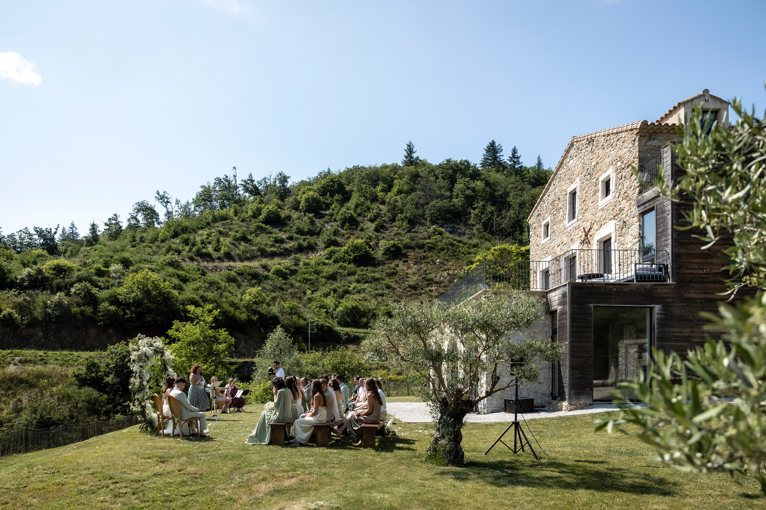 Modern Château Wedding in Occitanie — Domaine de Merlac. Eugénie Smirnova — Wedding & Elopement Photographer in Southwest France