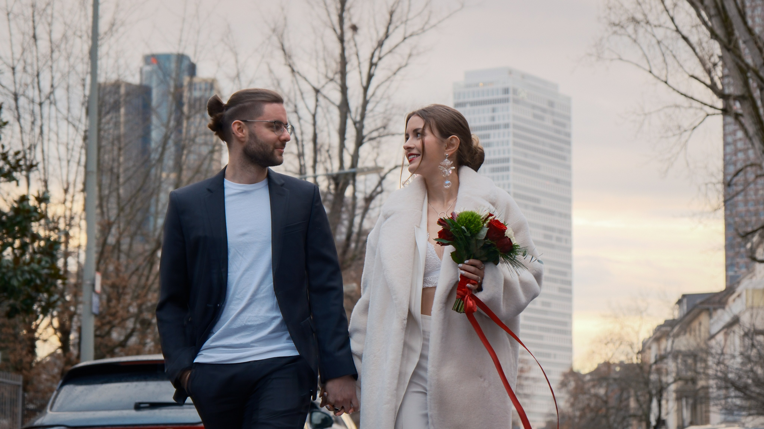 Red satin. Wedding photography — EMU Photos