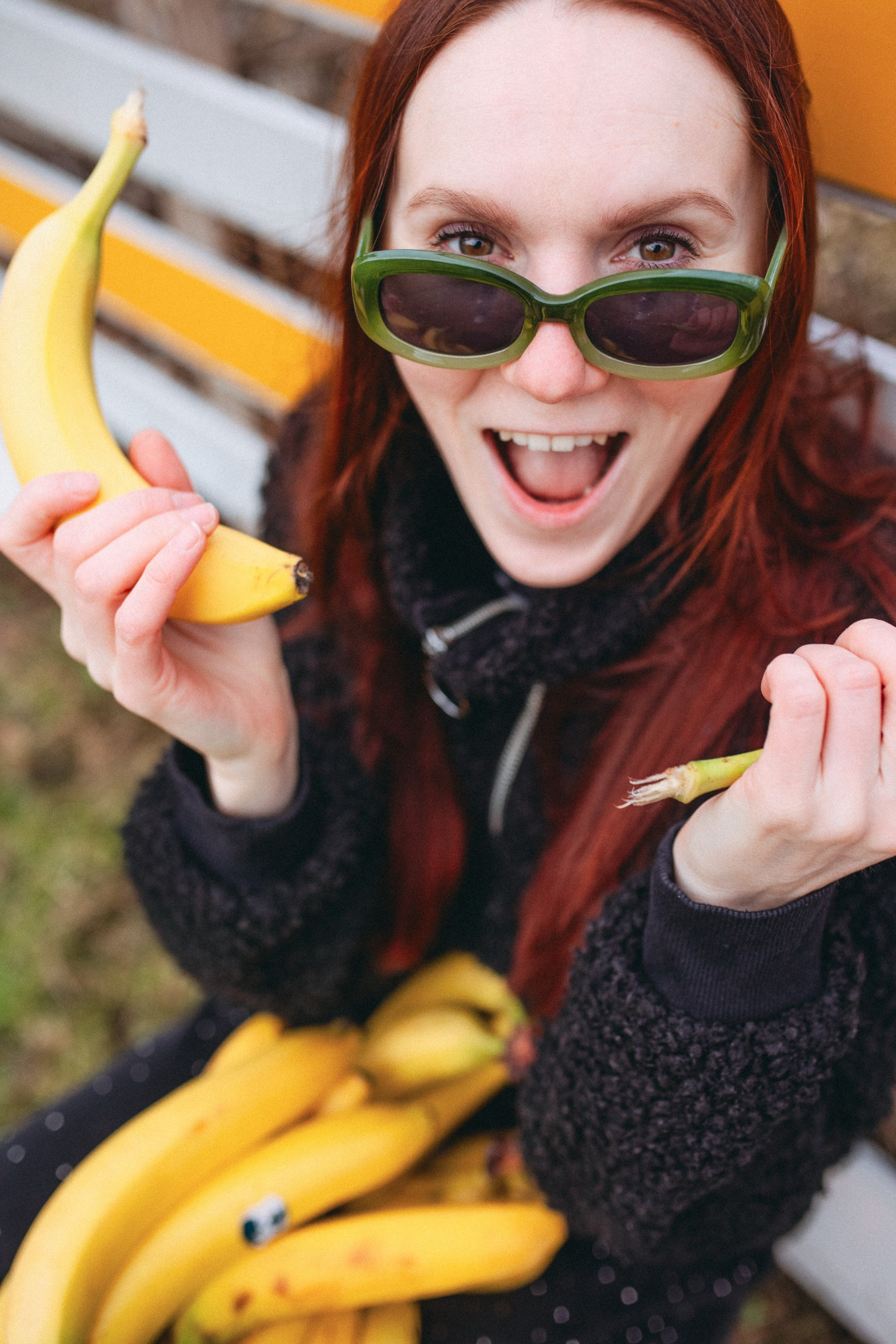 hauskaa kuvaa, tyttö ja banaanit