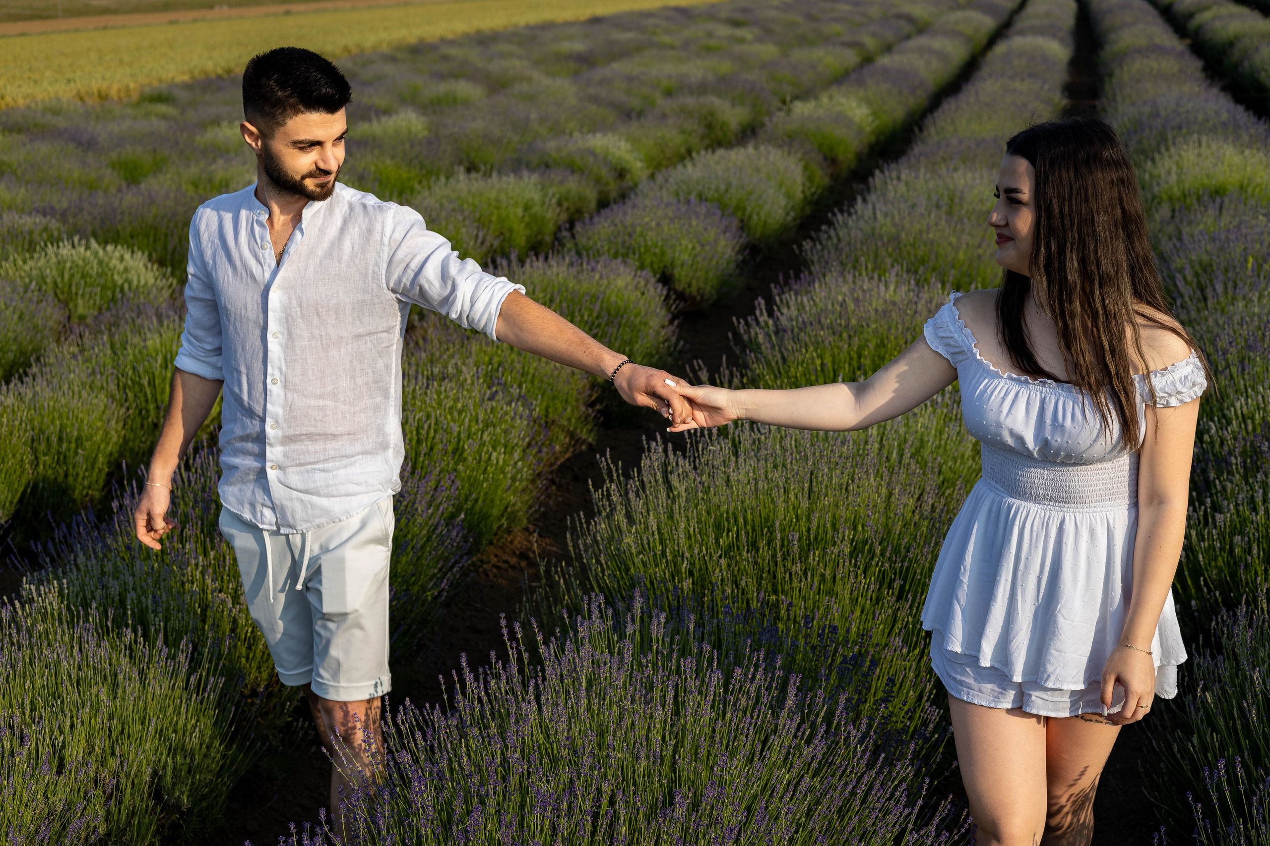 Ședință foto de cuplu în lanul de lavandă | Andrei & Bianca Photography