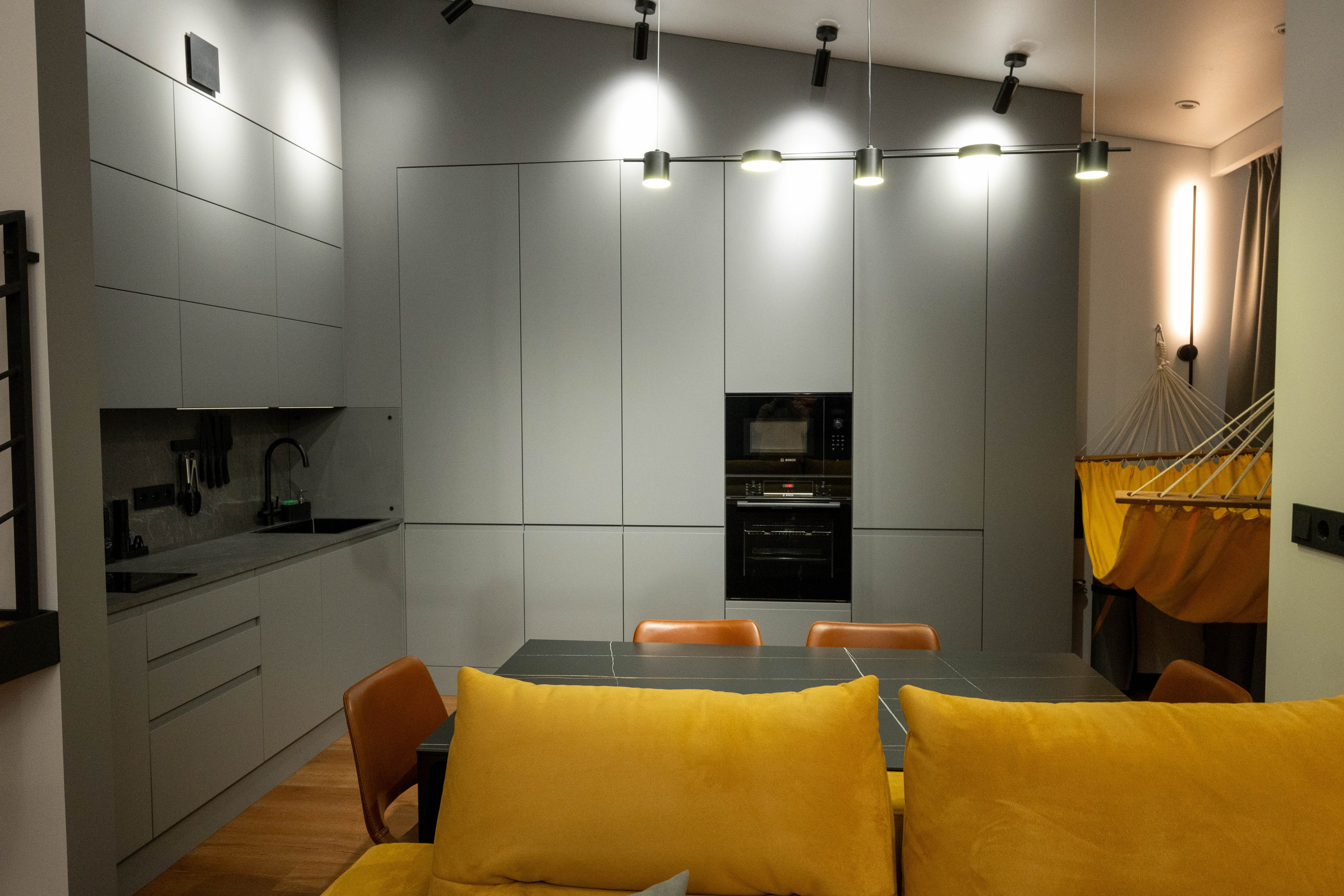 The apartment is on two levels. Fotograf Dmitrii Donets